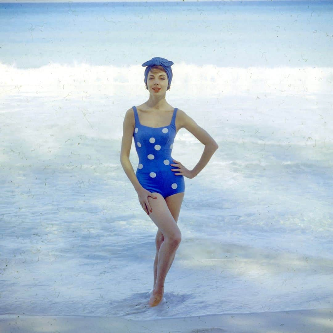 lifeさんのインスタグラム写真 - (lifeInstagram)「Women modeling beach fashion, Cuba, 1956. 🏖️  Click the link in bio to see more from this playful shoot!   (📷 Gordon Parks/LIFE Picture Collection)  #LIFEMagazine #LIFEArchive #GordonParks #1950s #Cuba #Beach #FashionFriday #Beachwear #Summer」7月29日 0時30分 - life