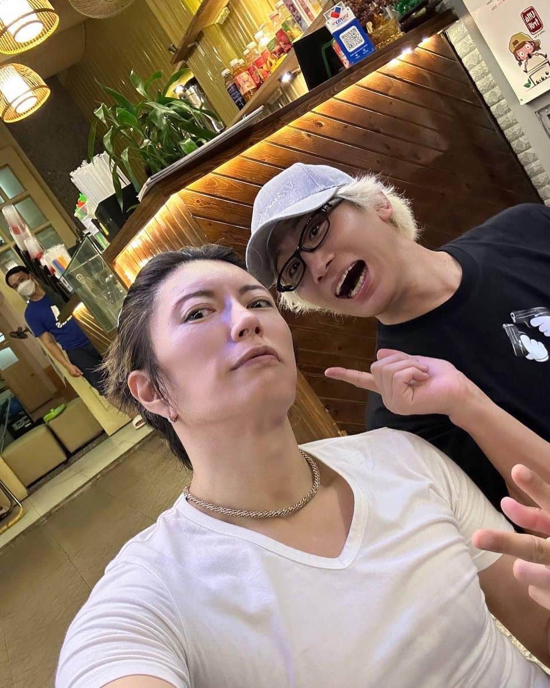 やまだひさしのインスタグラム：「ダナンで合流w オシャレなカフェで待ち合わせ。と思ったら魔王の椅子ヤバすぎw 格付けでもこれに座るGACKTさんは見たことないわ。 ベトナムならではのミラクル。 今夜はここから散歩して生ラジアン。 深夜1:00から聴いてね。 #生ラジアン #やまだひさし」
