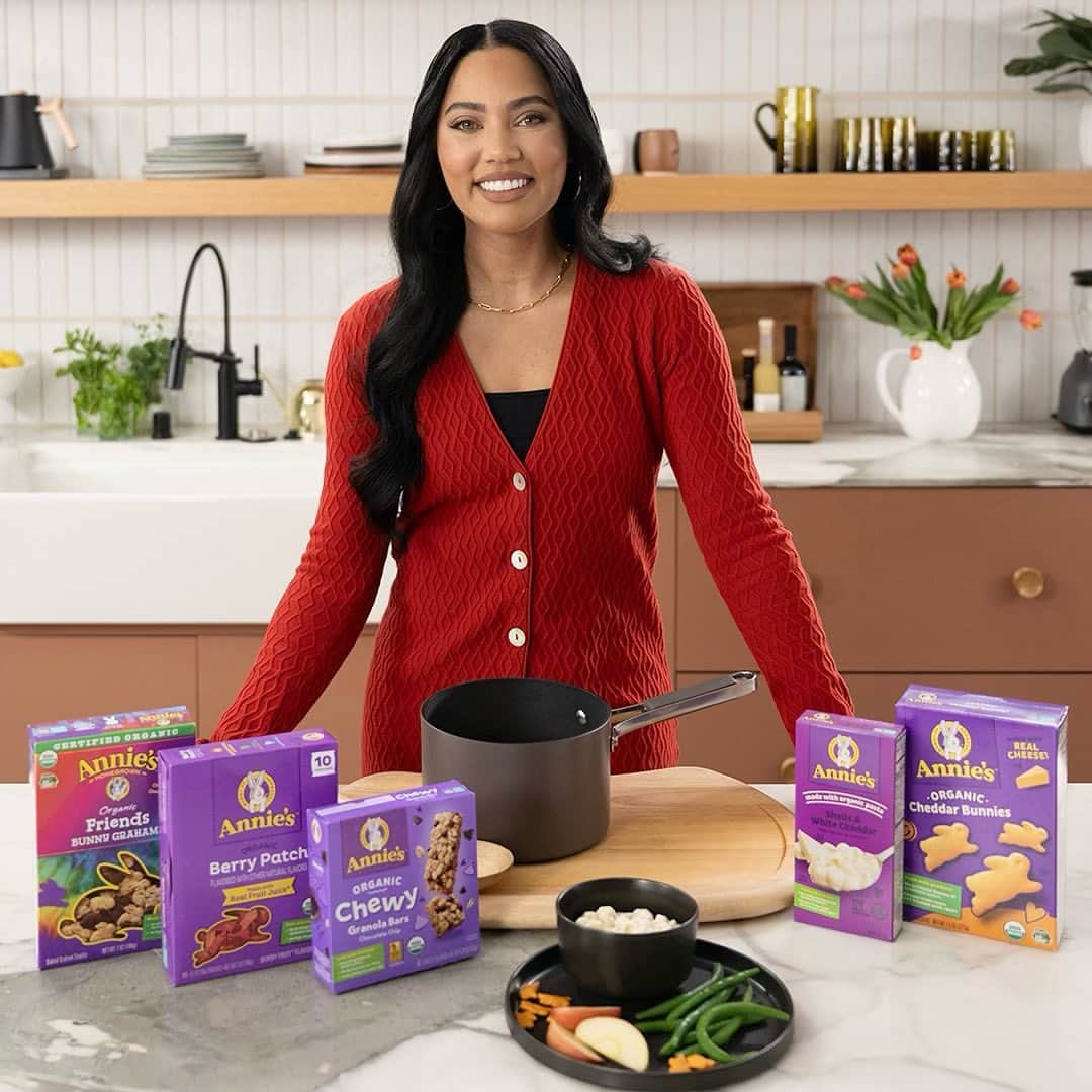 エイヨシャ・カレーのインスタグラム：「@Annieshomegrown has always been a staple in our house. From their Mac & Cheese to their many snack options, they are a favorite in our household. Pairing their delicious taste and nourishing ingredients with the emphasis they put on creating environmentally friendly packaging and products, Annie’s has everything I’m looking for when browsing the grocery store. That’s why I’m proud to be a partner with them this year. I don’t have to compromise on quality or taste with Annie’s, which makes feeding my family the easiest - and yummiest - part of my day. 💜」
