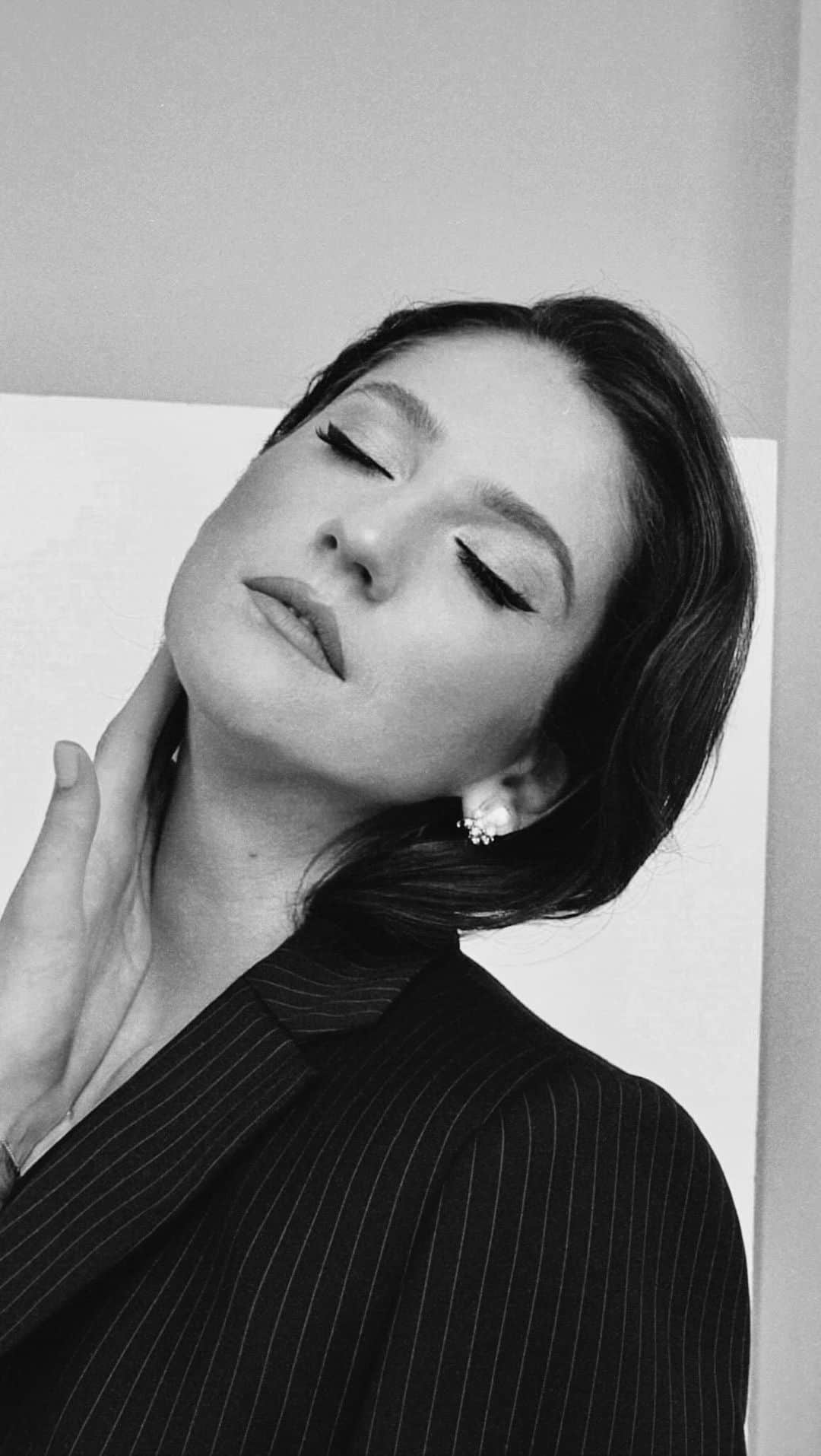 タチアナ・コシェレワのインスタグラム：「clothes as an opportunity to speak out ...  I love art, not everything is readable for me, but that makes it more interesting!  it’s like with a book, you read and suddenly you refuse in a completely different reality…🪐」