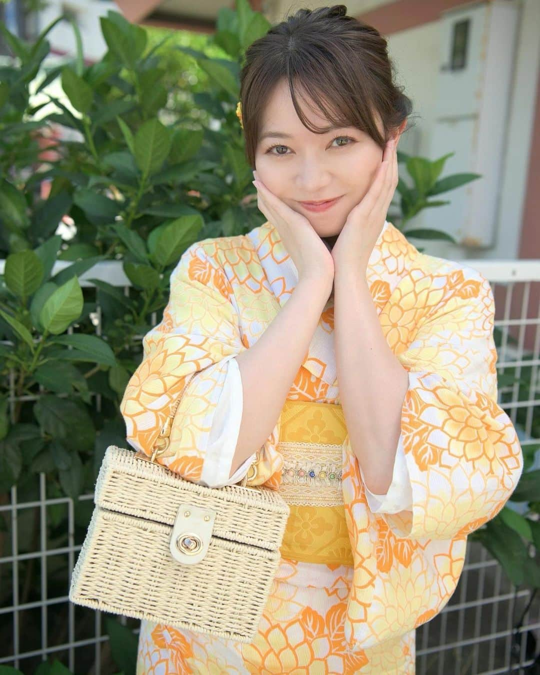 嶋村瞳さんのインスタグラム写真 - (嶋村瞳Instagram)「. お祭り行きたいなっ🎆👘  お正月と夏の撮影会でいつも着物や浴衣の着付け、ヘアセットお世話になっています。 @vasara_asakusahonten  . #撮影会 #浴衣撮影会 #モデル #浅草 #浴衣 #asakusa #yukata」7月29日 0時50分 - hitomi_shimamura_official