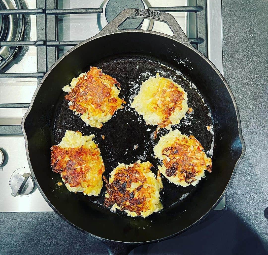 キャシー・グリフィンのインスタグラム：「The husband made these yummy tofu cabbage cakes with a cilantro lime sauce. They were delicious! He got the recipe from some dame on TikTok.」