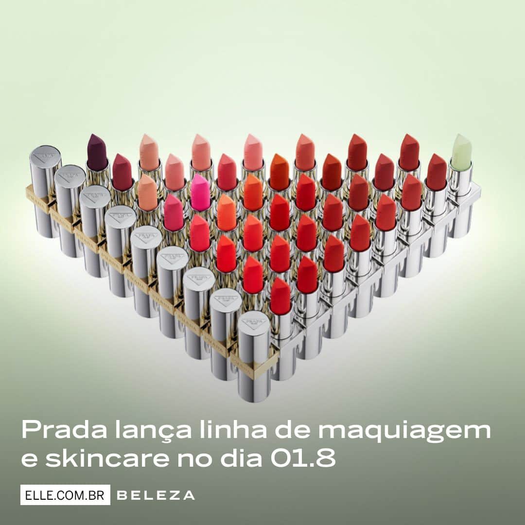 ELLE Brasilのインスタグラム：「Maquiagem e skincare: sim, a @prada finalmente vai entrar nesses dois mercados unindo-se ao movimento que boa parte das marcas de moda de luxo tem feito nos últimos anos. Depois de @hermes, @carolinaherrera, @dolcegabbana, entre outras, a etiqueta italiana uniu-se a L’Oréal para, no dia primeiro de agosto, trazer ao mundo sua linha de batons, bases e produtos para a pele. No make, seis paletas com quatro cores cada, 13 batons (entre acabamentos soft-matte e hyper-matte) e 33 tons de base. A linha para cuidados com a pele, por sua vez, conta com um creme hidratante, um sérum e um limpador/removedor de maquiagem.  “Nós acreditamos que a beleza de hoje em dia tem a ver com a representação máxima da personalidade de alguém, com a sua liberdade e autoconfiança”, declararam Miuccia e Raf no comunicado assinado por eles à imprensa. A Prada Beauty ainda não tem previsão de chegada ao Brasil, mas esperamos ansiosamente esse desembarque!」