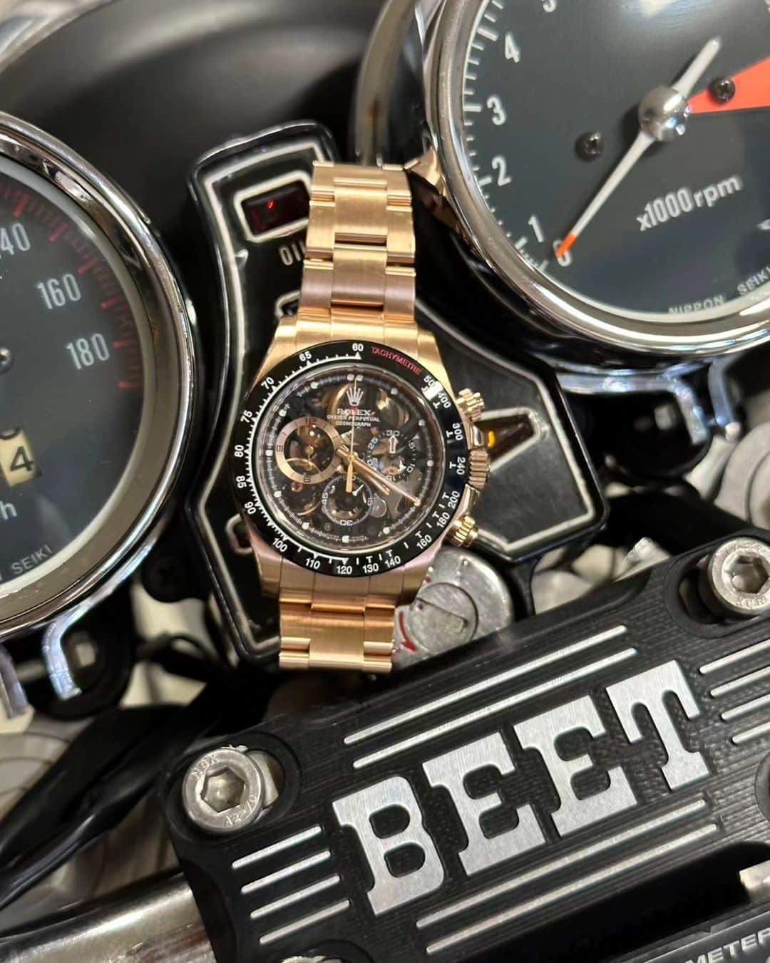 Z李さんのインスタグラム写真 - (Z李Instagram)「スイスの腕時計カスタム工房、Artisans de Genèveの送り出すカスタムロレックス。 最新鋭のバリチェロのスケルトンフェイスと名車CB400FOURのコックピットのこの絶妙なバランス。 ......... #ロレックス #ROLEX #デイトナ #LABARRICHELLO #BARRICHELLO #バリチェロ #ArtisansdeGeneve #ルーベンスバリチェロ #F1 #BEET」7月29日 0時55分 - kiss0fthedrag0n