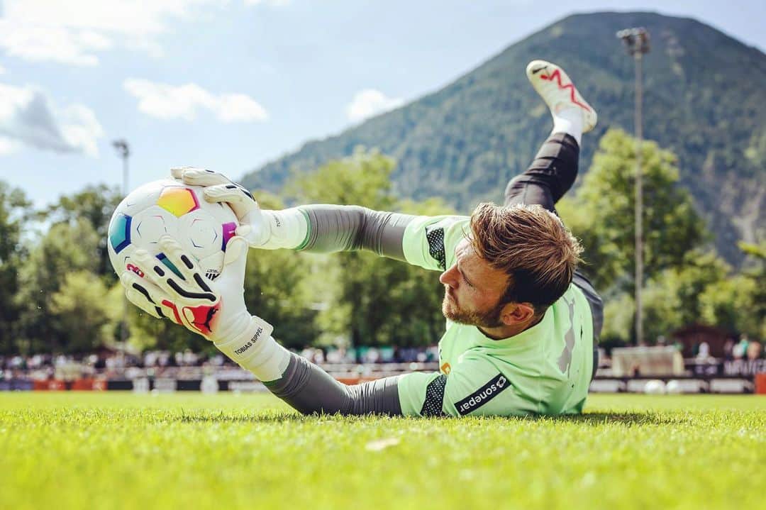 トビアス・ジッペルのインスタグラム：「⚽️👀 @borussia @pumafootball  #bmg」