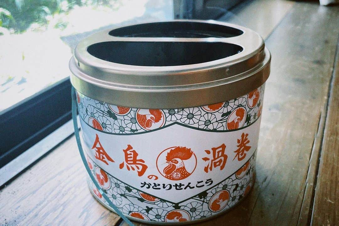 田村芽実のインスタグラム：「暑い夏、蚊に噛まれた太ももをかりかりと掻きながら、夢を掴むために手を伸ばした。  どれだけポンコツでも努力すれば、人はそれを才能と言ってくれるらしい。  私はきっと新しい才能を手にできるはず。  文章には温度がないから、素直でいられるし、逆に嘘だってつける。  魔法みたいなもの。  魔法のほうきに上手に乗るには時間がかかったし、今でもまだまだだけど、少しは仲良くなれた。  好きな人の前で、背伸びをしないで自分らしくいられる。みたいな感じで、わたしだけの言葉をたくさん見つけた。  口にするのはストレスがかかるから、声に出せない時も、紙とペンがあれば、私はどんなことでも伝えられるし、コミュニケーションがとれると知りました。  苦しい時、自分の心が傷つきそうになっても、言葉が、文章がそれをうまく、川に流すように、ゆらゆらと。  きっともうすこし。  もう少しです。  私は文章を愛してるけれど、文章は私を愛してくれてるだろうかと不安になった日もあるけれど、きっと、少しくらい好きでいてくれてるんだなと、感じました。  明け方に、急に不安になって、パソコンに向かってよくわからない言葉をたくさん連ねた時もありました。  それくらい、メンヘラ彼女くらい、言葉が、文章が好きで、それを証明したくて、今、努力をしている。  でも、言葉は、文章は、みんなのものだから。みんなが手に入るものだから。  だからこそ、私は、私だけの温度のある言葉と、嘘のない文章を届けてみたいです。  あとちょっと。」