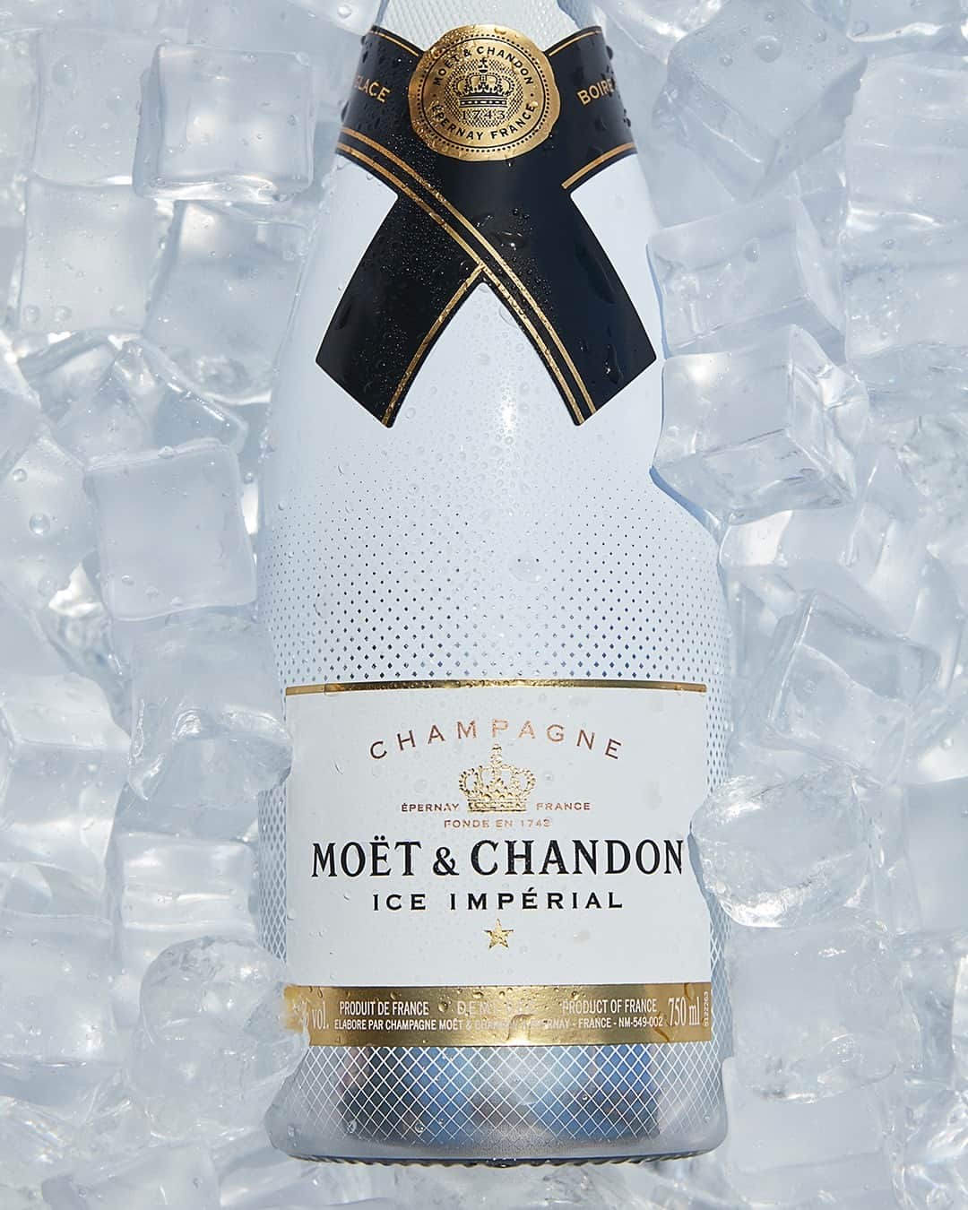 Moët & Chandon Officialのインスタグラム：「A refreshing splash. Hot sunny days or crisp summer nights, enjoy the fruity freshness of Ice Impérial to heighten the senses. ⁣ ⁣ #IceImperial #ToastWithMoet #MoetChandon⁣ ⁣ This material is not intended to be viewed by persons⁣ under the legal alcohol drinking age or in countries⁣ with restrictions on advertising on alcoholic beverages.⁣ ENJOY MOËT RESPONSIBLY.」