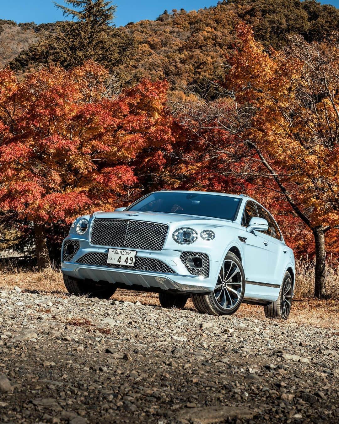 ベントレーのインスタグラム：「A lesson in luxury. An adventure in performance. The #Bentayga #Hybrid. _ #Bentley Bentayga (hybrid) WLTP drive cycle: combined fuel consumption: 94.2 mpg (3.0 l/100 km), combined electrical consumption: 261 Wh/km, combined CO₂: 68 g/km」