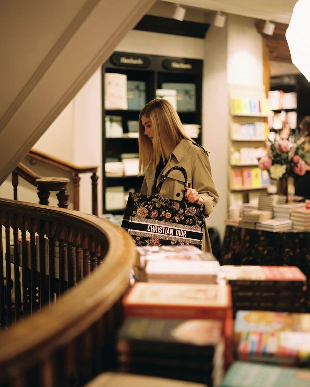 クリスチャンディオールさんのインスタグラム写真 - (クリスチャンディオールInstagram)「Amidst the plethora of treasures discovered, one gem sparkled the brightest – the joy of being in a bookshop with no one around. As we bid farewell to the second edition of Book Tote Club, our House friend @MsPike carrying her #DiorBookTote by @MariaGraziaChiuri embraced the enriching experience of traveling the world while sitting still, in the presence of captivating company found within the realm of literature. © @MarionBerrin」7月29日 1時01分 - dior
