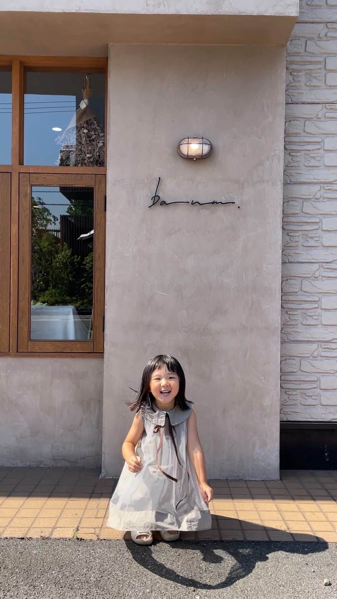 藤田可菜のインスタグラム：「#娘の成長記録  3歳10ヶ月。  初めてばっさりカットしました✨  お気に召したようです。  #はじめての美容室 #firstcut」