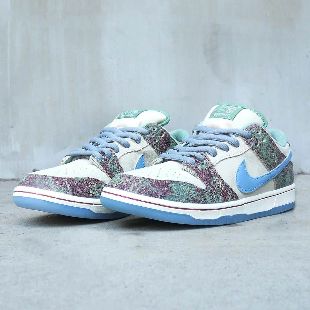 のインスタグラム：「【NIKE SB / DUNK LOW QS x CRENSHAW SKATE CLUB】  NIKE SB（ナイキエスビー）の定番モデル、DUNK LOW PRO。 QUICK STRIKE（クイックストライク）通称、QS。 NIKE（ナイキ）側が選んだ特定のショップのみで発売される数量限定モデル。 アメリカ、ロサンゼルスのサウスセントラルエリアのスケートクルー/ブランド、CRENSHAW SKATE CLUB との限定コラボモデル。 LA をイメージしたヤシの木と空が描かれたインソールとクリアーアウトソール、また細部に CRENSHAW SKATE CLUB のイメージが施された1足となっています。  こちらの商品は当店で設定した金額以上のご購入履歴のある会員様の中から、抽選したお客様へ商品ページの url と パスワードを8月5日（土）10時、メールにてお送りいたします。お客様の環境によりメールが配信される時間が前後する場合がありますが、ご了承下さい🙏  注)数に限りがありますので、メールが届いても必ずご購入できるわけではありませんのでご注意下さい⚠️  【抽選対象者について】当店のショッピングサイト（www.californiastreet.net）にて会員登録されているお客様で、メールマガジンの購読設定が「可」、NIKE SB に関する情報設定が「はい」になっている方で、当店で設定した金額以上のご購入履歴のあるお客様が抽選対象者となります。ご登録内容はマイページ内、「登録内容の変更・解除」にてご確認下さい。抽選ページはございません。  こちらの商品に関するお問い合わせ等は一切受け付けておりませんので、ご了承下さい。近隣との混乱を避けるため、実店舗での販売は致しません☝🏻  #nikesb #ナイキsb #dunklow #ダンクロー #crenshawskateclub #losangeles #skateboard #skateboarding #skater #カリフォルニアストリート #カリスト #スケートボード #スケボー #スケーター #californiastreet #calst」