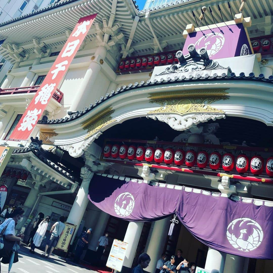 COMA-CHIのインスタグラム：「very enjoyed Japanese traditional Kabuki in ginza theater... much respect awesome talented people👏💐❣️❣️ 昨夜は銀座歌舞伎座へ。七月大歌舞伎の千秋楽に、アルバムにも参加してくださる長唄唄方の杵屋六春姐さんがご出演という事で伺ったのですが、 これがもう素晴らしいのひと言‼️😭✨✨ 日本人で良かった、日本って凄い。と改めて深く感じたし、 自分の創作もしっかりとリスペクトと沢山の学びの上に構築していこうと、身が引き締まる思いでした。 ラスト・静の法楽舞での長唄、三味線の荘厳な重奏に震え、魂揺さぶられました🙏 六春さん貴重な経験をありがとうございました❣️繋いでくれたノブちゃんにも感謝😘 しかしなんだかんだ市川團十郎氏はすごいな、華。 ブロマイドとか欲しくなった。笑」