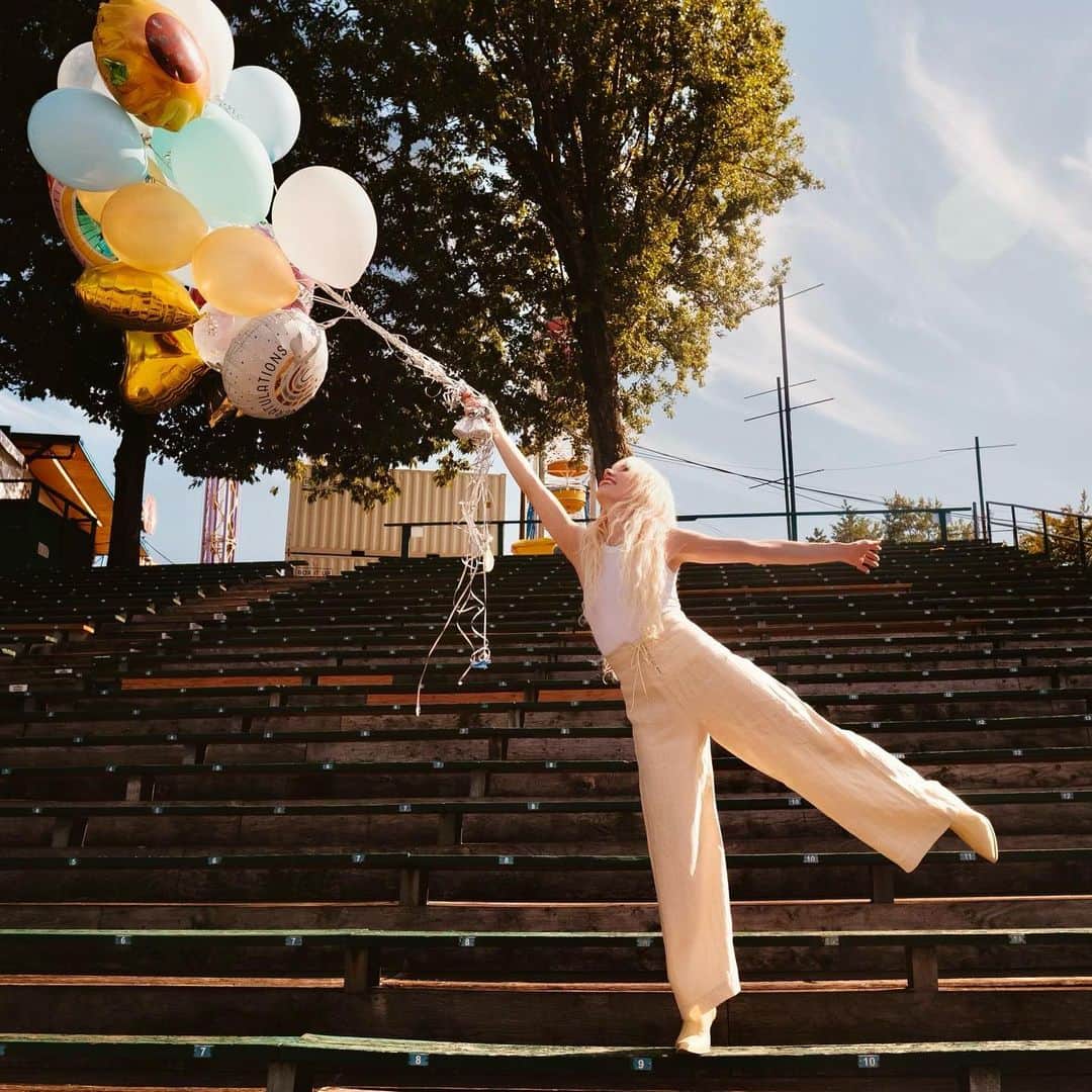 のインスタグラム：「Release Day euphoria - just floating on a cloud! Thanks for all the love so far on The Loveliest Time! 🎈Means so much to me.  📸 @alexkaneperkins」