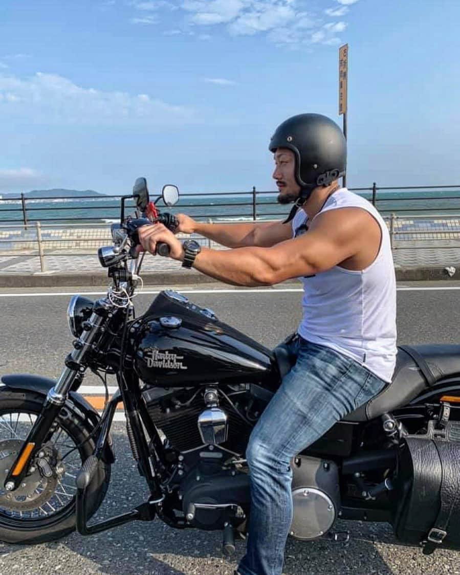 愛鷹亮のインスタグラム：「いつしかの湘南ツーリング🏝️  ストリートボブ このバイクもめちゃくちゃいいバイクだったなー❗️  また乗りたい👍  #ハーレー #ツーリング #ストリートボブ #湘南 #神奈川 #海 #リフレッシュ #dayoff」