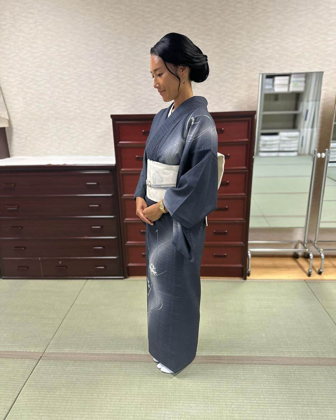 大下瞳美さんのインスタグラム写真 - (大下瞳美Instagram)「広島商工会青年部のとある会合で司会役を行う為に久々に和服を着ました👘  着付けをしてくださったのは宮島観光大使の@maco617 さん💫  可愛かった🤭❤️ 和装をすると改めて日本人である事を誇りに思えるひとときでした。  今回は禅から学ぶ経営学を学びました。  禅はインドで生まれ中国で育ち日本で開花したのだそうです。 私の稼業と同じく禅は瞑想を行います。  禅語の調身・調息・調心は私の好きな言葉でもありますが簡単に姿勢が整うと呼吸が整って心が整うという意味。  調息の“息“は自らの心と書きます。 呼吸を行う事で、自分の心をととのえる。  私達が日々ヨガで行っている事もおなじです。 (ヨガは座り続けられるよう、カラダの痛い場所を少しづつ減少させ、集中しやすくしていきます。)  会合の中で瞑想5分の体験を行いましたが、瞑想後姿勢がさらに良くなり、マイクの位置が低くなっており、それまで少し司会に緊張していましたが、自分の心が冷静になっていたのを覚えています。  世界一流の著名人は禅を取り入れておる方が非常に多のは有名ですね。  松下幸之助さん、イチロー選手、稲盛和夫さん スティーブ・ジョブズ氏、、、  禅は座り続ける事で頭の中や心が整理整頓されて冷静な判断能力を養う事ができます。 心とカラダが研ぎ澄まされると聞こえなかった音も敏感に感じるようになり、小さな気づきを積み重ね、経験し人としての機能開花をします。それがやがて潜在能力の覚醒へと繋がり生き方に反映されていきます。  改めて、調息の価値は無限大だなと感じた例会でした。  \今回学んだ素敵な禅語/  “挨　拶“　 当たり前の挨拶は相手の調子を伺う大切なコミニケーションツール  弟子または相手がどんな状態なのかを把握する為に おしせまりみずから確認するのだそうです。  目的は相手を観察するために自分が主体で確認する。  私は最近全くできていなかったように感じます。 あ、申し訳なかったなぁ。と思うこともたくさんあります。  改めて、挨拶は誰よりも早く行いみんなの状態を見る事を心がけようと決めた日でした。  とても大切なことを教えていただきました。  また、今回は司会という役をいただきましたが、 幾つになっても、役をいただけるということは、大きな経験となります。  人との関わりが大嫌いな私は今更その大切さにも気付かされる場面が非常に多くなりました。  現場の人たちが何に困っていて、どんな苦労があるのかは自分がやってみないとわかりません。  そんな様々な役割をさせていただける経験を積む事ができる環境があることに幸せを抱く1日でした。  #和装 #夏着物 #会合 #司会 #経営者 #経験 #禅語  #挨拶 #島津清彦さんから習う禅」7月29日 10時28分 - hitomiooshita