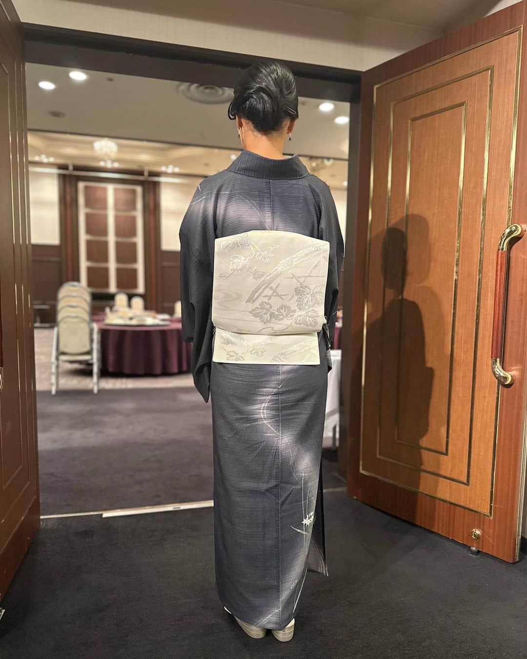 大下瞳美さんのインスタグラム写真 - (大下瞳美Instagram)「広島商工会青年部のとある会合で司会役を行う為に久々に和服を着ました👘  着付けをしてくださったのは宮島観光大使の@maco617 さん💫  可愛かった🤭❤️ 和装をすると改めて日本人である事を誇りに思えるひとときでした。  今回は禅から学ぶ経営学を学びました。  禅はインドで生まれ中国で育ち日本で開花したのだそうです。 私の稼業と同じく禅は瞑想を行います。  禅語の調身・調息・調心は私の好きな言葉でもありますが簡単に姿勢が整うと呼吸が整って心が整うという意味。  調息の“息“は自らの心と書きます。 呼吸を行う事で、自分の心をととのえる。  私達が日々ヨガで行っている事もおなじです。 (ヨガは座り続けられるよう、カラダの痛い場所を少しづつ減少させ、集中しやすくしていきます。)  会合の中で瞑想5分の体験を行いましたが、瞑想後姿勢がさらに良くなり、マイクの位置が低くなっており、それまで少し司会に緊張していましたが、自分の心が冷静になっていたのを覚えています。  世界一流の著名人は禅を取り入れておる方が非常に多のは有名ですね。  松下幸之助さん、イチロー選手、稲盛和夫さん スティーブ・ジョブズ氏、、、  禅は座り続ける事で頭の中や心が整理整頓されて冷静な判断能力を養う事ができます。 心とカラダが研ぎ澄まされると聞こえなかった音も敏感に感じるようになり、小さな気づきを積み重ね、経験し人としての機能開花をします。それがやがて潜在能力の覚醒へと繋がり生き方に反映されていきます。  改めて、調息の価値は無限大だなと感じた例会でした。  \今回学んだ素敵な禅語/  “挨　拶“　 当たり前の挨拶は相手の調子を伺う大切なコミニケーションツール  弟子または相手がどんな状態なのかを把握する為に おしせまりみずから確認するのだそうです。  目的は相手を観察するために自分が主体で確認する。  私は最近全くできていなかったように感じます。 あ、申し訳なかったなぁ。と思うこともたくさんあります。  改めて、挨拶は誰よりも早く行いみんなの状態を見る事を心がけようと決めた日でした。  とても大切なことを教えていただきました。  また、今回は司会という役をいただきましたが、 幾つになっても、役をいただけるということは、大きな経験となります。  人との関わりが大嫌いな私は今更その大切さにも気付かされる場面が非常に多くなりました。  現場の人たちが何に困っていて、どんな苦労があるのかは自分がやってみないとわかりません。  そんな様々な役割をさせていただける経験を積む事ができる環境があることに幸せを抱く1日でした。  #和装 #夏着物 #会合 #司会 #経営者 #経験 #禅語  #挨拶 #島津清彦さんから習う禅」7月29日 10時28分 - hitomiooshita