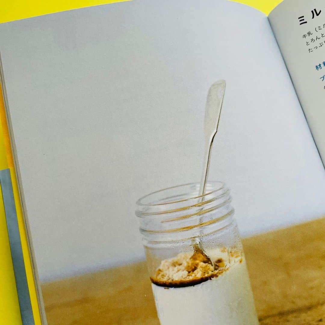 ほぼ日刊イトイ新聞さんのインスタグラム写真 - (ほぼ日刊イトイ新聞Instagram)「【なかしましほさんレシピのミルクプリン】 10年以上前に教わったレシピなのですが この季節になると、つくりたくなります。  【材料】（３～４人分） 　牛乳と無調製豆乳を好みの割合で　400ml 　砂糖　大さじ２ 　粉寒天　小さじ1/2  　黒蜜（作りやすい分量） 　黒糖　30g 　砂糖　30g 　水　50ml  　きなこ　好みの量  1)無調整豆乳と牛乳を好みの割合で400ml、 　砂糖大2粉寒天小1/2を 　鍋に入れ中火にかけ、 　鍋底を混ぜながら 　沸騰したら火を弱め2分加熱する。  2)器に濾し粗熱を取り冷蔵庫で1時間冷やす。  3)きなこ＆黒蜜(黒糖、砂糖各30g、水50mlを  弱火で溶かし沸騰後2分煮る)と召し上がれ。  くわしい解説つきのレシピは ストーリーのリンクからどうぞ！  なかしまさんの簡単シンプルおやつレシピ集 #みんなのおやつ にものってます！  https://www.1101.com/12/2012-07-19.html  #ミルクプリン #なかしましほ さん #レシピ #ほぼ日 #ほぼ日刊イトイ新聞」7月29日 10時30分 - hobonichi1101