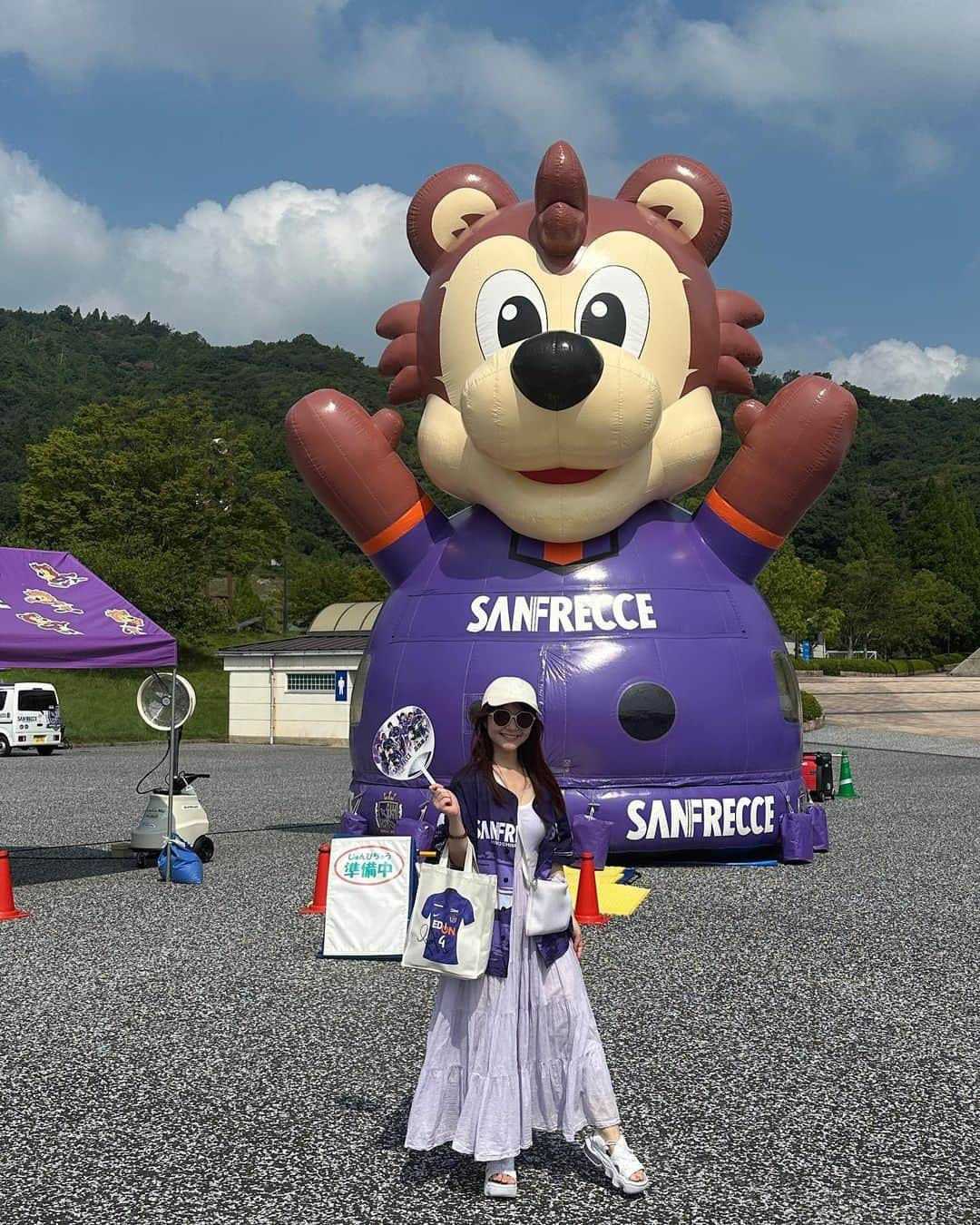 大井智保子のインスタグラム：「サンフレファン感に 来たよー⚽️ 初めてです🧸  こんなシーズン真っ最中にファン感があることがびっくり💜 楽しみ🎶  White×purpleコーデ🤍サングラスはダイソーです🕶️笑  #サンフレッチェ #sanfrecce #sunfreccehiroshima #サンフレッチェ広島 #sanfrecce広島   #サンフレ #サンフレ女子　っていうのかな？誰か教えて🫶  #ファン感 #サンフレファン感 #エディオンスタジアム広島  #エディオンスタジアム #紫コーデ #紫色コーデ #ootd #ワンピース #cocodeal #ココディール #サンダル #shoes #sandal #nike #サングラス #sunglasses #DAISO #ダイソー #bag #サコッシュ @jingles_minor  #jinglesminor」