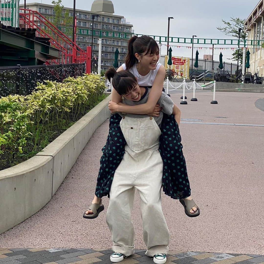 佐藤ありさのインスタグラム：「MORE9・10月合併号が発売されました！ 〝佐藤栞里　愛♡しかないBOOK〟で佐藤姉妹が復活👭 1〜3枚目は今回の撮影オフショット📷 4〜10枚目は全部今までの思い出の写真💫 MOREが生んでくれた佐藤姉妹。 「本当の姉妹なの？」って聞かれて、嬉しくてつい「そうなんです♡」と答えたくなっちゃうくらい今では家族のような存在のしーちゃん☺️ しーちゃんの笑顔をこれからも見守らせてください😌❤️ 大好きだよー！！しーちゃんの幸せを願いながら、これからもずっと応援してます✨ またテレビ電話しようねー😚」