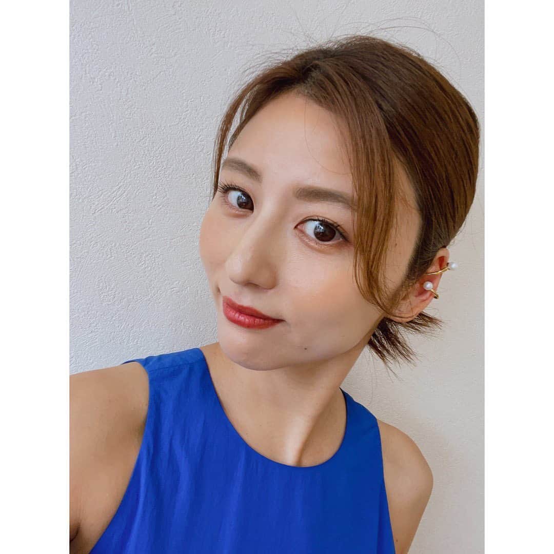 宇賀なつみのインスタグラム：「*  うしろからピンピンはみ出てるスタイル♡ 最近流行ってるらしくて、 やまさん @akiyamahitomi09 がやってくれました。  フェスに花火に、楽しいこと満載の週末‼︎ 皆さんは何をして過ごしますか？ 私は山の中で、両親とのんびりする予定です〜〜  #土曜はナニする  #関西テレビ #フジテレビ #宇賀なつみ」