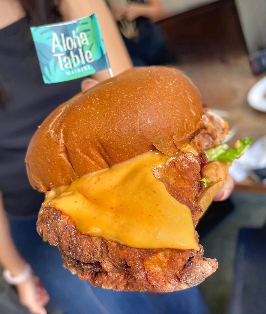alohatable_waikikiのインスタグラム：「Happy Aloha Friday! Come enjoy our delicious Fried Chicken Sandwich 🐔  #zetton #hawaii #chicken #alohafriday #fryday」