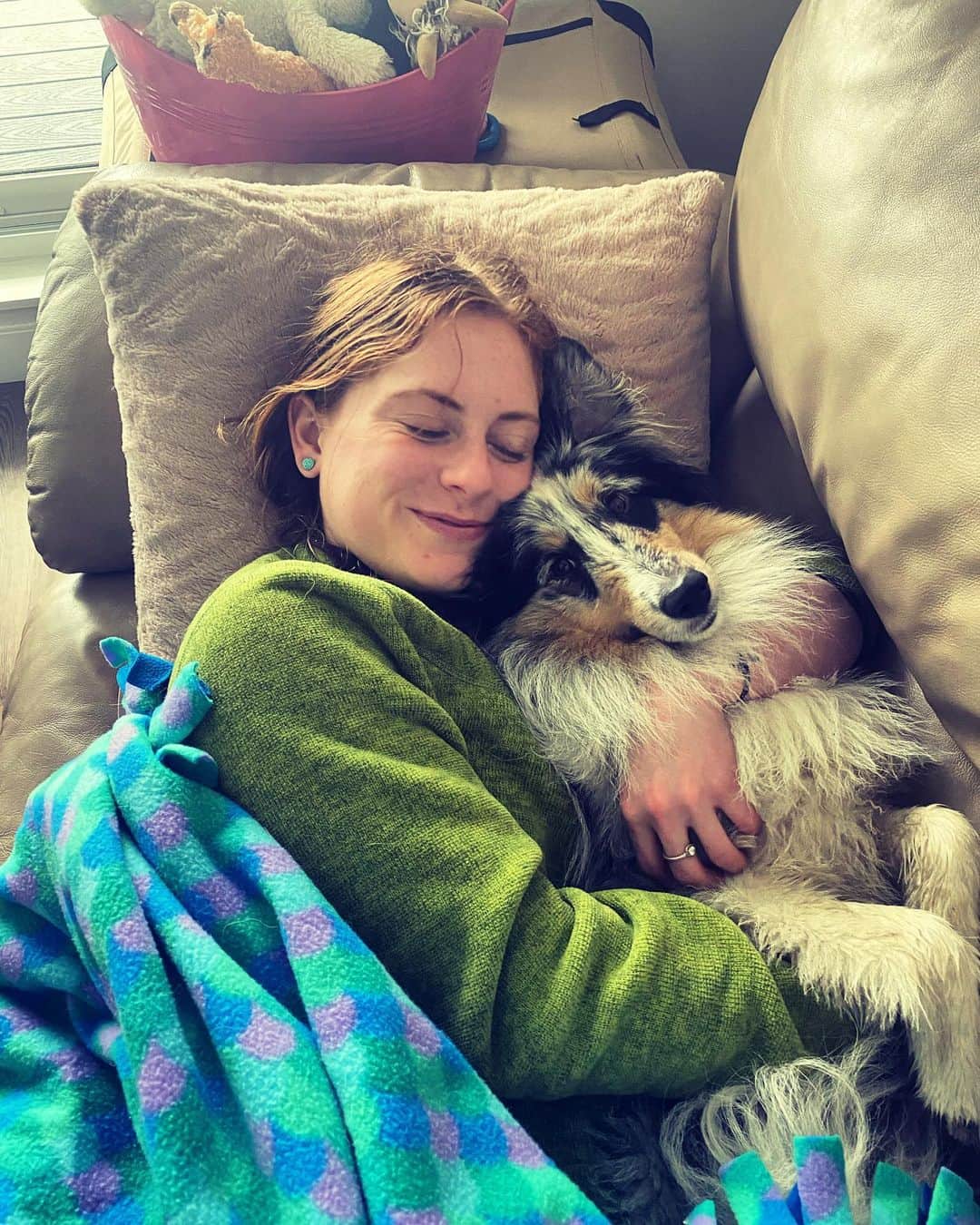 ナターシャ・ピュリッチのインスタグラム：「Your favorite dynamic duo toshi and tasha.    #bubba #sheltiesofinstagram」