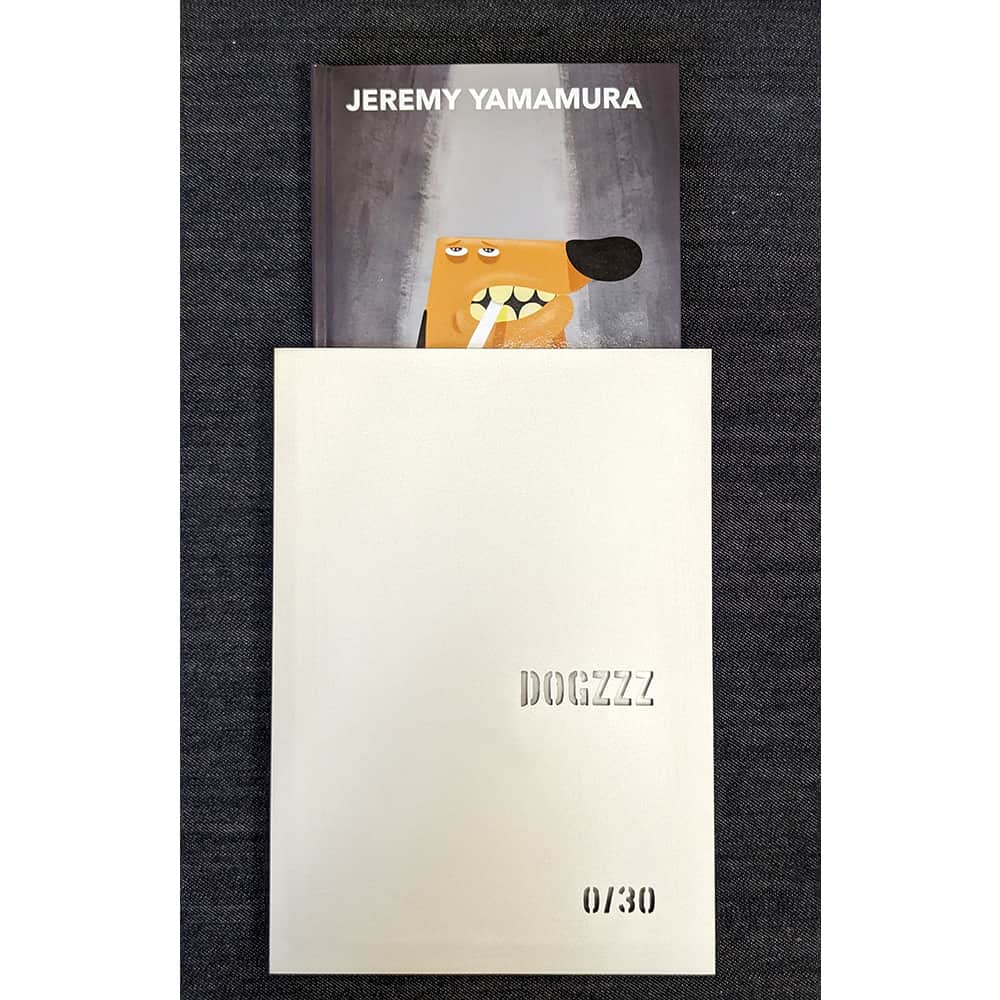 銀座 蔦屋書店さんのインスタグラム写真 - (銀座 蔦屋書店Instagram)「【本日より】アーティスト、JEREMY YAMAMURA（ジェレミーヤマムラ）の初作品集『DOGZZZ』刊行に伴い製作された特別版「metalBOOKCASE ARTWORK」と、『DOGZZZ』表紙のシルクプリント額装作品《Holy Dog》がOIL by 美術手帖にて販売開始。  ▼詳細はこちら▼ https://store.tsite.jp/ginza/event/art/34904-1001450718.html  ■DOGZZZ metalBOOKCASE ARTWORK JEREMY YAMAMURAの初のアートブック「DOGZZZ」の発行に伴い製作された 「metalBOOKCASE ARTWORK（エディション30点）」は、彼のルーツであるグラフティスタイルを大切に表現したいという想いと、それを実現するためのこだわりが詰まっている。  【アートワーク】 グラフィティアートは、高架下の壁、標識や看板、仮設の鉄製の囲いなど、公共の場へゲリラ的に描かれることが特徴で、今回の製作されたブックケースは、それら街中を想起させる素材として「金属（メタル）」を選択した。  メタルブックケースには、彼のモチーフであるDOGZZZがシリアルナンバーごとに違う構図でエアスプレー等を使用し描かれている。 更に、シリアルナンバーの刻印は、箱（金属）そのものを切り抜き、グラフィティの技法の一つであるステンシルの構造を暗示しつつ、アートワークとしては偽造不可能な信頼感にも繋がり、一瞥してわかる特別性を立たせている。   【プロダクト】 ◯形状 シンプルな箱型のブックケースではなく、作品として展示できるように、表面は敢えて一回り大きく、裏面には壁掛け用の穴を設けた設計になっている。  展示された時に生まれる鋭いエッジは、素材が金属製だからこそ生まれる美しさで、鑑賞体験を底上げさせている。  ◯素材・技法 表面処理には梨地アルマイトを採用。 梨地アルマイトとは、アルミに各種の耐久性を付与しながらマットで上品な質感に仕上げるものであり、様々なプロダクト製品にも採用されている表面処理の一つである。  これを採用する事で、ブックケースとして素手で触れても品質を損なわず、美術作品として展示しても美観を邪魔しない、プロダクトに仕上げている。  ◯職人技 ブックケースの製造自体も一つずつ手仕事で仕上げられ、完成までの工程に伴う技術者の丁寧な作業は、プロダクトとしての強度と温もりを与えてくれた。  エディション付のブックケースでありながら、プロダクトとしての最高級の品質、 そして一つ一つが1点物の作品と遜色のない限定品となっている。  企画：Collection of Art 設計：ROCA 湊大介 協力：少年企画 ©2023collectioofartjp  サイズ：外寸260×184×19mm、内寸234×161×15mm 描写方法：acrylic brush、pigment ink 仕様：＜素材＞アルミニウム＜制作＞レーザーカット、レーザー溶接、研磨／アルマイト梨地仕上げ 点数：30点（本人直筆サイン入り、EDナンバー仕様） ＊metalBOOKCASEのEDナンバーと書籍のEDナンバーとは異なる場合が御座います。  ■シルクプリント額装作品《Holy Dog》 サイズ：＜Print＞524×419mm、＜額装＞H642×W523×D32mm 仕様：＜Print＞Giclee、Silkscreen2版、＜額装＞white polish wood 点数：ED20（本人直筆サイン入り）  ■ジェレミーヤマムラ　初作品集『DOGZZZ』 仕様：96頁　A5縦変型　上製本／初版500部限定（本人直筆サイン入り、シリアルナンバー付）※シリアルナンバーはお選びいただけません。  @jeremy_yamamura @ginza_tsutayabooks_art @oilbybt  #ジェレミーヤマムラ #JEREMYAMAMURA #銀座蔦屋書店 #art #contemporaryart #graffiti #graffitiart #artbook #artbookshop #dog #dogs」7月29日 10時46分 - ginza_tsutayabooks