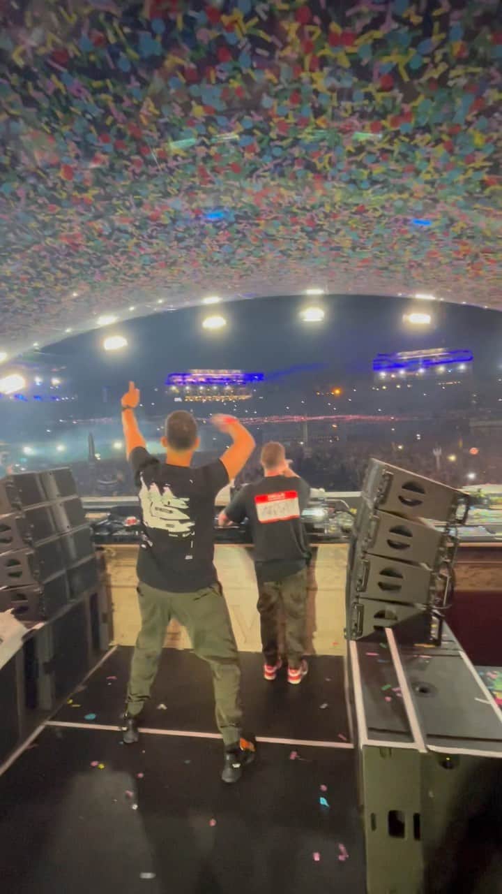 アフロジャックのインスタグラム：「Tomorrowland with my brother! @hardwell @tomorrowland #behindthescenes #jump #loudmusic」
