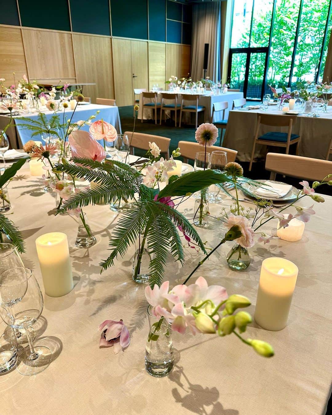牧野結美さんのインスタグラム写真 - (牧野結美Instagram)「結婚式👰🏻‍♀️💒♡  先日、会社の同僚の結婚式に出席してきました✨  友達思いで仕事熱心で とっても真っ直ぐな彼女らしい あたたかい結婚式でした☺️💕  ゲストへの配慮も完璧👌🏻♡ オシャレな会場装飾も素敵だったな〜💐  本当におめでとう🥳 末長くお幸せにっ🕊️🤍🤍  #結婚式およばれ #大人花嫁」7月29日 10時57分 - yumi_makino_