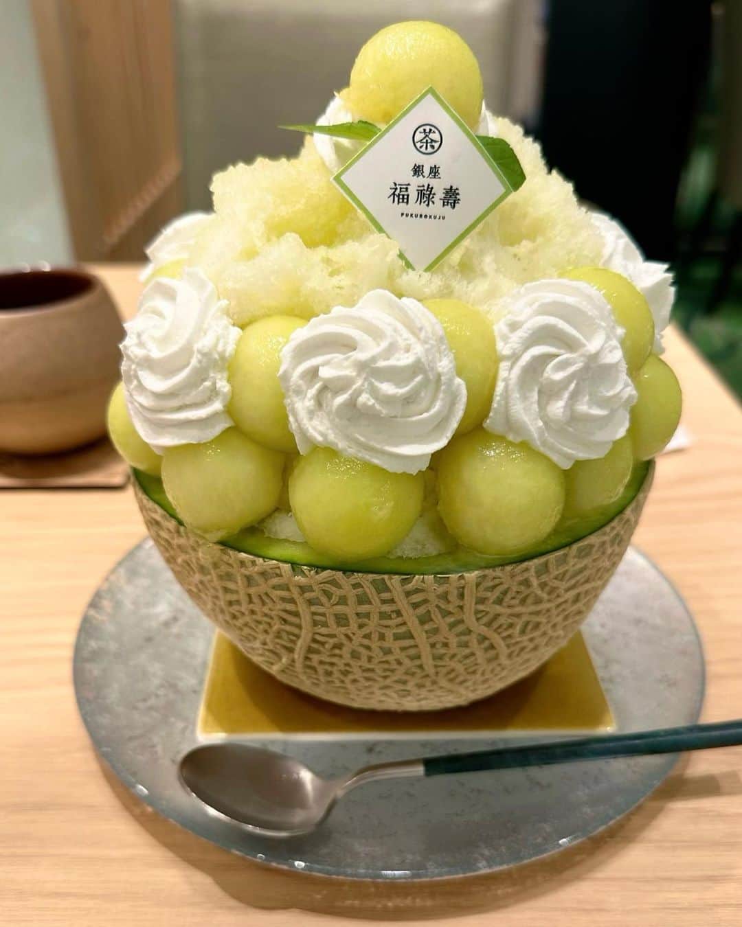 喜国雅彦＆国樹由香さんのインスタグラム写真 - (喜国雅彦＆国樹由香Instagram)「先日お出かけした際、超贅沢なかき氷の魅力にあらがえず、勇気を出して注文してしまった。ふおおお豪華。貴族になった気分なんですが！（由）  #foodstagram #foodie #yummy #dessert #shavedice #kakigori #muskmelon #melon #tokyo #japan #丸ごとメロンかき氷 #食べ切れるか心配な大きさ #ぺろりでした #夏はいいね」7月29日 10時51分 - kunikikuni