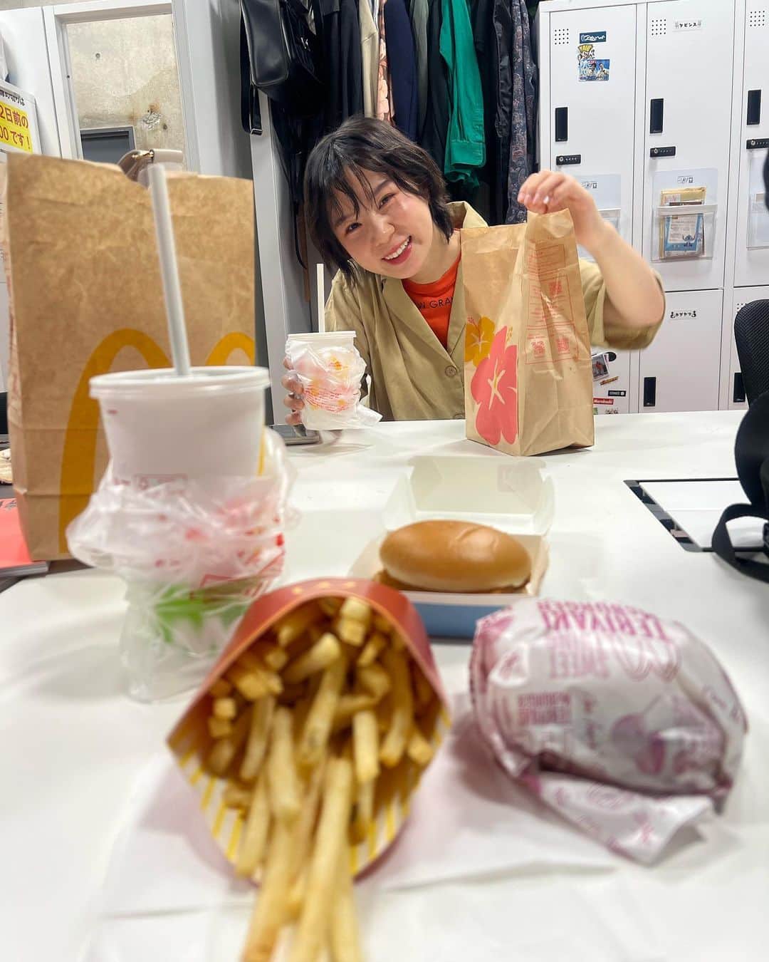 のインスタグラム：「せきこえのどに浅田飴。  マクドの先にひなこ餅。  #そこのけそこのけ #お馬が通る #山さん」