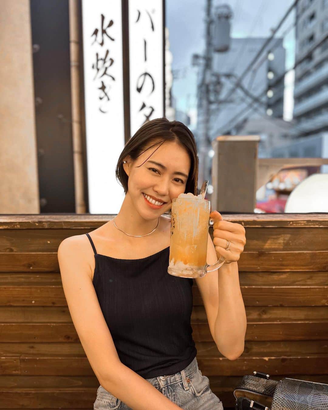 MARIEのインスタグラム：「月に1回のご褒美デーは、親友と乾杯🍻 ⁡ 良いお店に行くんじゃなくて、 赤提灯のお店をはしごするのが鉄板！ 外飲みが気持ちいい季節だね🌿 ⁡ ⁡ 本当にいつも、何の身にもならない くだらない事ばかり話しております。 それが必要な時間！ 皆もご褒美にしてることはある？😚」