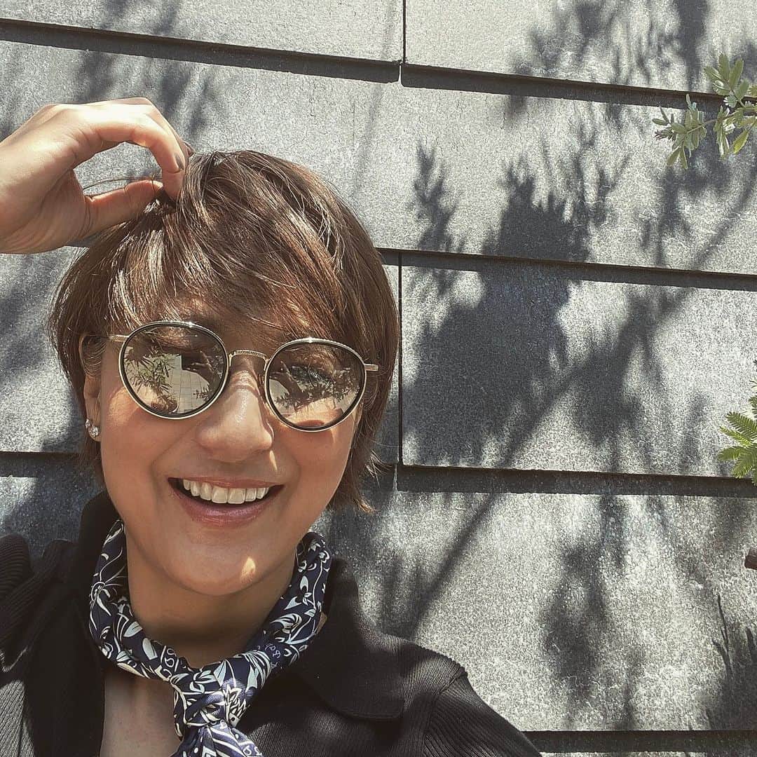 富岡佳子さんのインスタグラム写真 - (富岡佳子Instagram)「#oliverpeoples #gift  TK-8 ビンテージ感もありモダンなサングラス サイドは、少しシールドっぽくなっています…自撮りしてみましたが外は暑過ぎますね😆 Lipstick＆Scarf…#hermes  皆さま、穏やかな週末をお過ごしくださいね♡」7月29日 11時06分 - yoshikotomioka