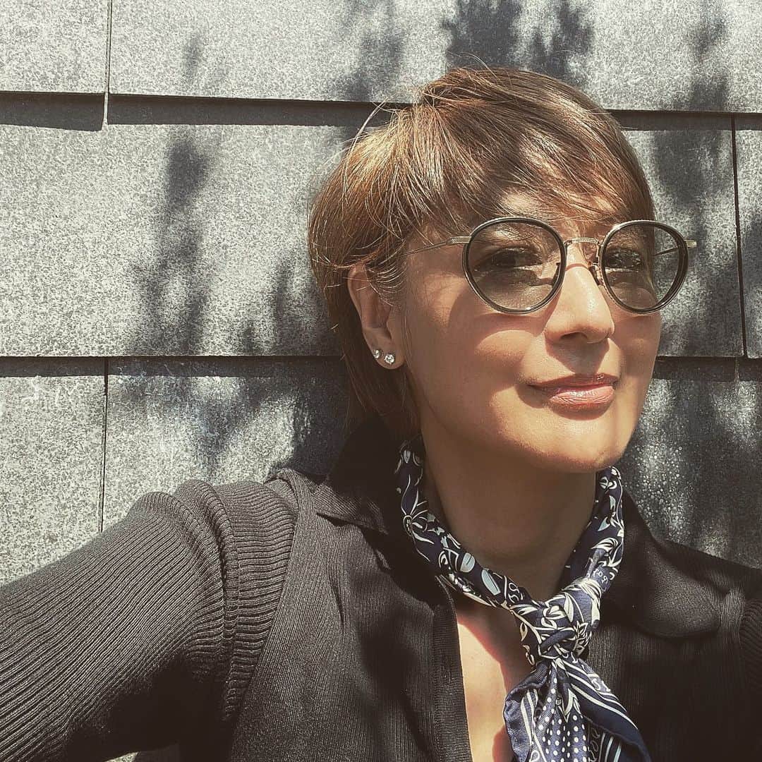 のインスタグラム：「#oliverpeoples #gift  TK-8 ビンテージ感もありモダンなサングラス サイドは、少しシールドっぽくなっています…自撮りしてみましたが外は暑過ぎますね😆 Lipstick＆Scarf…#hermes  皆さま、穏やかな週末をお過ごしくださいね♡」