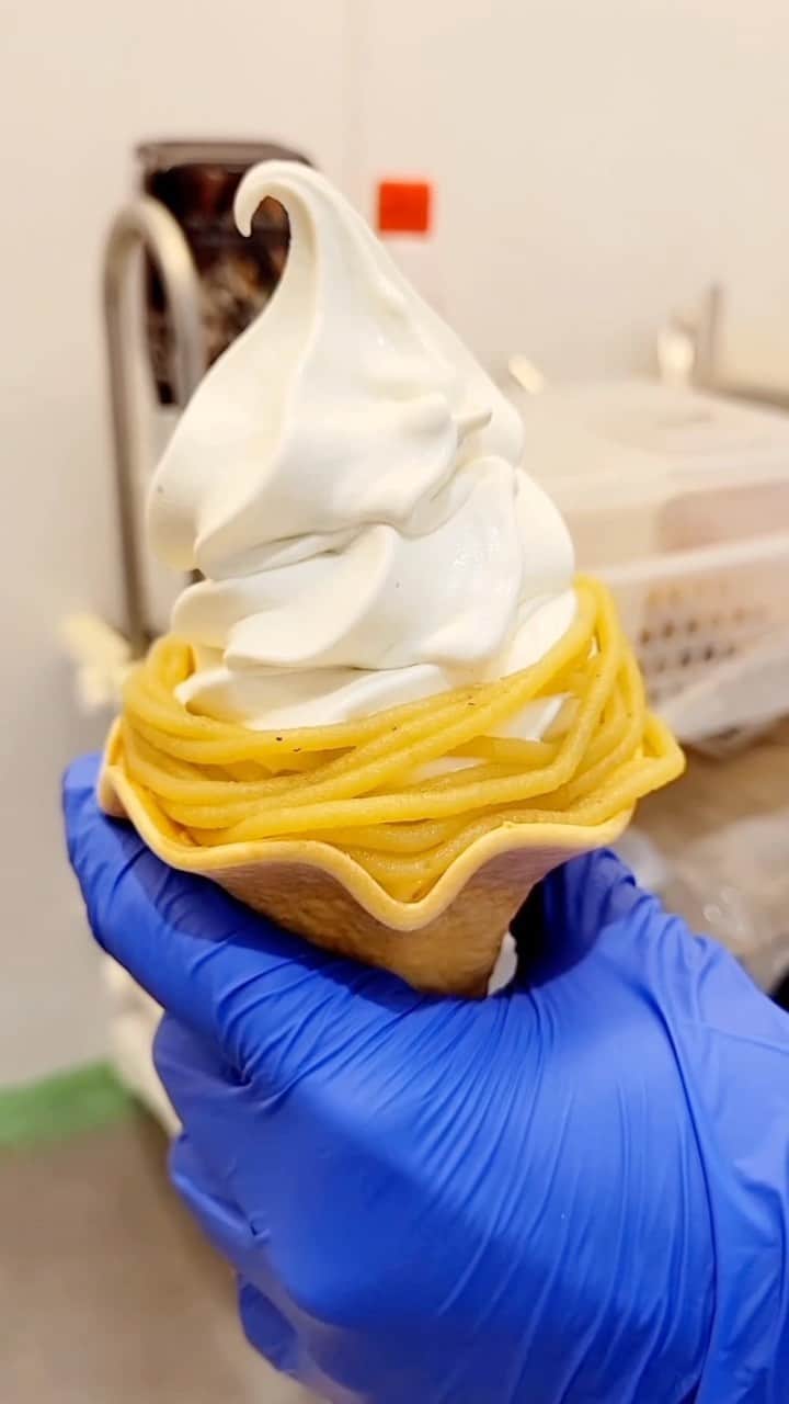 potatolaboのインスタグラム：「🍠 こんにちは！！ POTATO LABO阪急西宮ガーデンズ店です🤗 いつもご利用ありがとうございます！  当店のソフトクリームはお芋のペーストが練りこまれてるお芋感たっぷりなソフトクリームです✨  ✽紅はるかソフト お芋のソフトに紅はるかペーストをたっぷりトッピングしたシンプルでお芋を感じられる人気の商品です！  ✽紅芋ソフト お芋のソフトにホイップクリームと紅芋を使ったモンブランクリームをトッピング! クリーミーな味わいが人気です👍  どちらもコーンかカップかお選び頂けます🤗  お買い物の帰りや休憩に いかがでしょうか😋✨  是非！ご賞味ください!!!  皆さまのご来店お待ちしております🍠  #potatolabo #ポテトラボ #阪急西宮ガーデンズ #さつまいも #さつまいもスイーツ #西宮 #西宮スイーツ #デザート #お芋スイーツ #芋スイーツ #グルテンフリー #スイートポテト #🍠 #絶品 #美味 #焼き芋 #ソフトクリーム #紅はるか #紅芋 #おいもすきさんと繋がりたい」