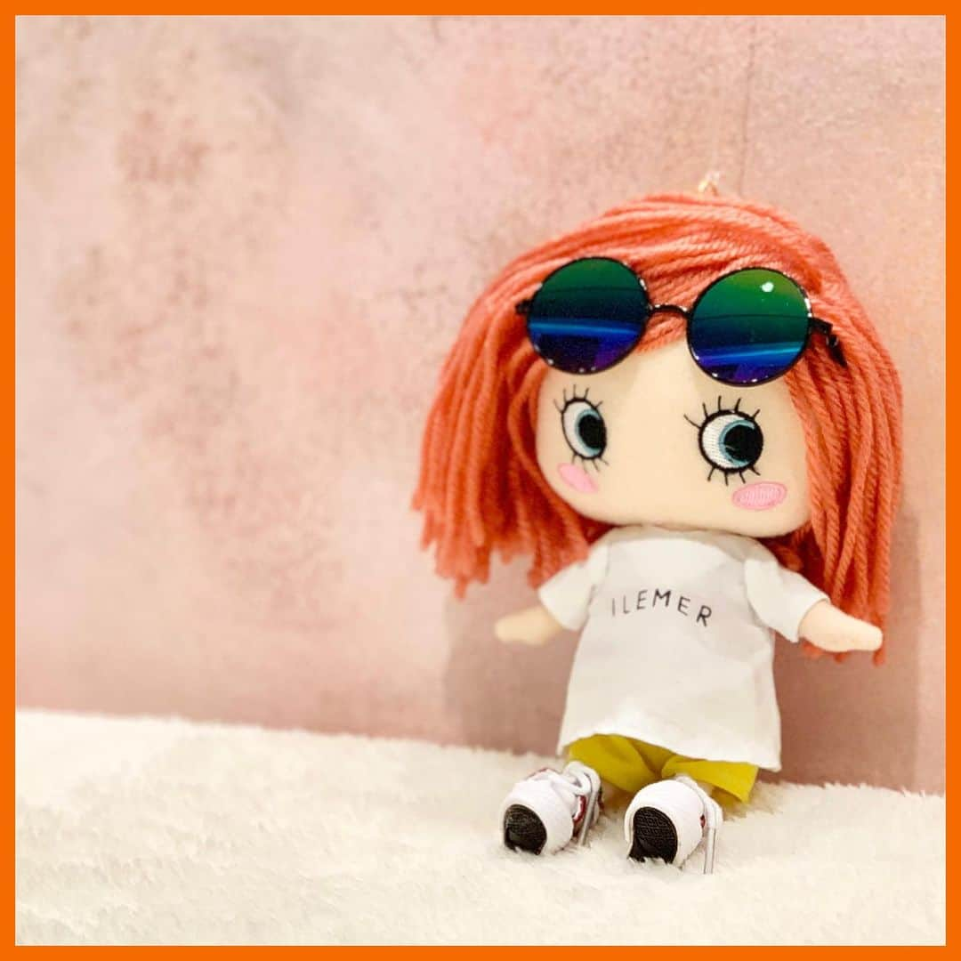 ILEMERさんのインスタグラム写真 - (ILEMERInstagram)「. 【HAPPY DOLL Collection 2023】 ⁡ 皆さま、こんにちは！ ⁡ 只今、“HAPPY DOLL Collection” 略して『ハピコレ』を全5回でお届け中❣️ ⁡ 第4回目の本日は、コチラのコーデです！！ ⁡ ｰｰｰｰｰｰｰｰｰｰｰｰｰｰｰｰｰｰｰｰｰｰｰｰｰ 【海辺でバーベキューなのだ♪】 ⁡ 夏といえばバーベキュー！ということでCマリーを連れてバーベキューへお出掛け！ 着ぐるみ(着せ替えデラックス)の洋服の上に 白いワンピースを重ね着して、アクティブな印象に♪ ⁡ ≫≫page2 「夏に白Tシャツは定番なのだ！」と サングラスもかけて日差し対策はばっちり🕶 ⁡ ⁡ 皆さまも、日差しや熱中症対策に気をつけて 夏のレジャーをお楽しみください✨ ⁡ ⁡ 本日も皆さまに とどけHAPPY ーー🍖🏝 ⁡ ｰｰｰｰｰｰｰｰｰｰｰｰｰｰｰｰｰｰｰｰｰｰｰｰｰｰ -コーディネート使用アイテム- 🏝 HAPPYDOLL　 　 税抜2,700円(税込2,900円)  🍖着せ替えデラックス 着ぐるみ　 　 税抜2,700円(税込2,970円)  ＊洋服のみ使用 🏝サプライズサングラス　 　 税抜1,300円(税込1,430円)  🍖着せ替えスニーカー(サプライズトイ)　 　 税抜1,000円(税込1,100円)  ｰｰｰｰｰｰｰｰｰｰｰｰｰｰｰｰｰｰｰｰｰｰｰｰｰ ⁡ 🌏海外サイトはこちらをチェック @ilemer_world ⁡ ｰｰｰｰｰｰｰｰｰｰｰｰｰｰｰｰｰｰｰｰｰｰｰｰｰ ⁡ #ilemer #ILEMER #イルメール #イーマリー #イーマリーちゃん #ハッピードール #happydoll #ハッピードールコレクション #ハピコレ #ハピコレ2023 #7月#July #夏#夏休み #海#海辺#バーベキュー#BBQ #vacances#サングラス #サブカルチャー #キャラクター #アタオランド  #スタジオアタオ #ATAOLANDプラス #ATAOLAND+ #アタプラ #イーマリー好きな人と繋がりたい #イーマリー好き集まれ #ドール好きな人と繋がりたい」7月29日 11時03分 - ilemer_official