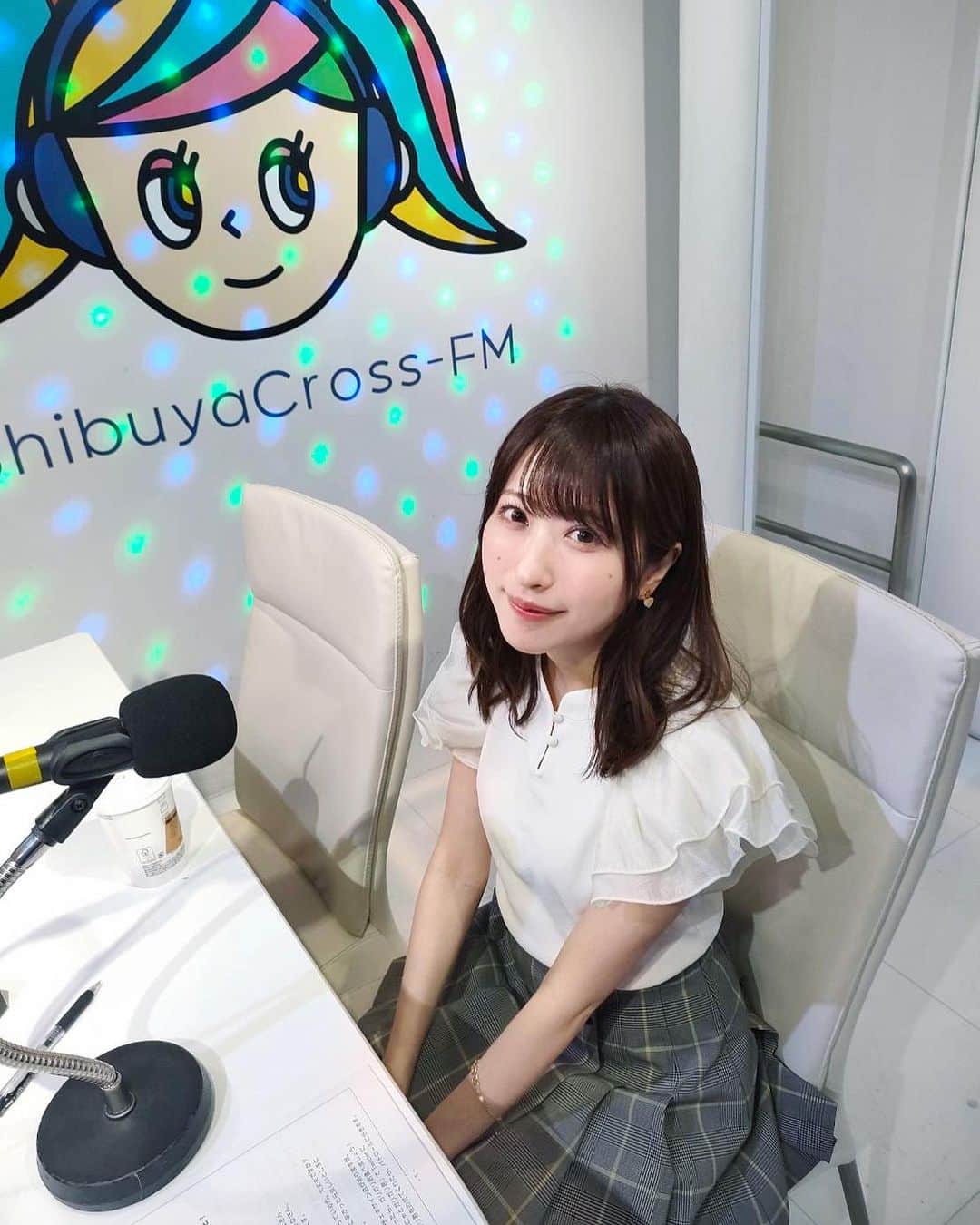 のインスタグラム：「🧚🏻‍♀️  こちらが貴重なニートの働く姿です  いつも聞いてくれてるみなさんありがとう🙏🏻🤍」