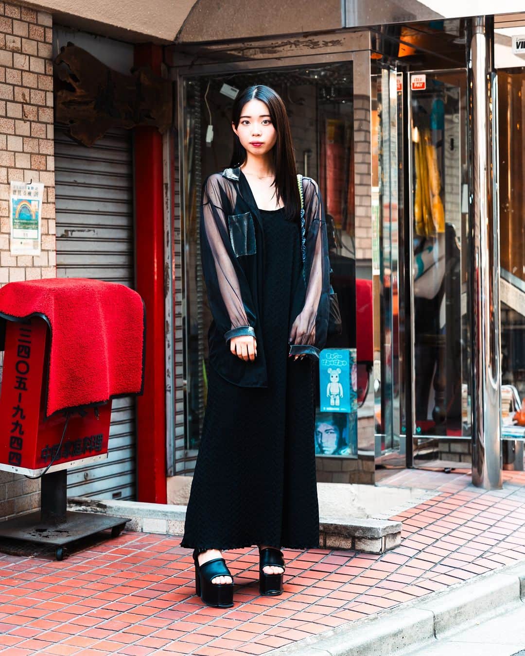 のインスタグラム：「.  安孫子 桜 Sakura Abiko(@nno171c)  18歳・専門学生  dress&shirt #古着(#ユーズド) #used  boots #エモダ #emoda shoulder bag #ジーナシス #jeanasis   #fashionpress #fashionpresssnap」