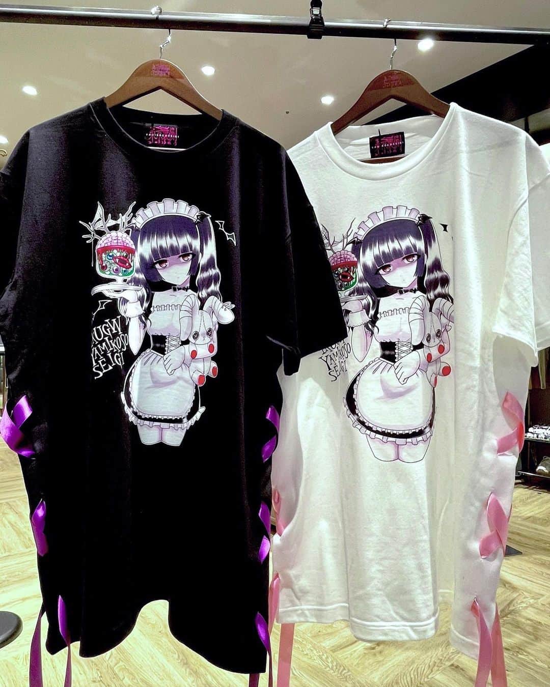 江崎びす子さんのインスタグラム写真 - (江崎びす子Instagram)「東京裏側さんの新作、病みメイドTシャツのデザイン提供しました🖤🦇🧠  なんと！両サイドにピンクとバイオレットの編み上げリボンまでついてる…かわいい！🩷💜🎀  ぜひ買って着てネ♪  いちごみるく少女のTシャツもデザインさせてもらいました🩷🍓  元祖ゆめかわ🍼🎀  でもボディは地雷っぽくて袖がセパレートになってる！  可愛いもカッコいいもポップもダークも全部好きな欲張りさんにオススメ〜  #東京裏側」7月29日 11時20分 - bisukoezaki