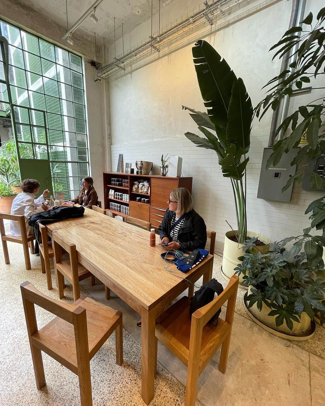 Jason G. Sturgillさんのインスタグラム写真 - (Jason G. SturgillInstagram)「Just flew in to PDX from CDMX and boy are my arms tired. 🥁 Wanted to share some things from the trip I didn’t get the chance to yet.   One of the places I was really excited to visit was La Laguna, an old textile factory that has been transformed into creative spaces for artists and small businesses. From the outside you would never guess what was behind the industrial facade, you have to ring the buzzer to get let in by a doorman.   Designed by @productora_df the space is home to @bunamx roastery, @deliriomx, @thenewsanctuaries, @hermanoskoumori, independent artists and designers and the Mexican outpost of @mubi.   The last photo is just of building nearby with a nice color palette which CDMX is full of.」7月29日 11時21分 - jgspdx