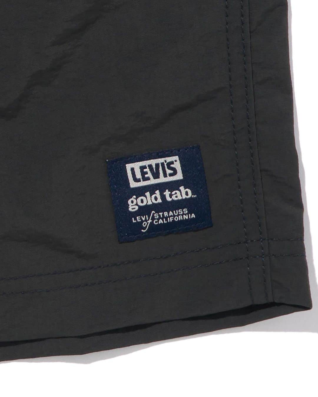 Levi's Japanさんのインスタグラム写真 - (Levi's JapanInstagram)「GOLD TAB™ショートパンツ  アウトドアの必需品であるショートパンツ。ナイロン素材でポケットはジップ仕様。ストライプとブラックの3カラーを展開中！ウォーキングやビーチなど、水陸両用で活躍するアイテム⛱️  #リーバイス #Levis  #ショートパンツ  #ショートパンツコーデ  #ハーフパンツ」7月29日 11時29分 - levis_japan