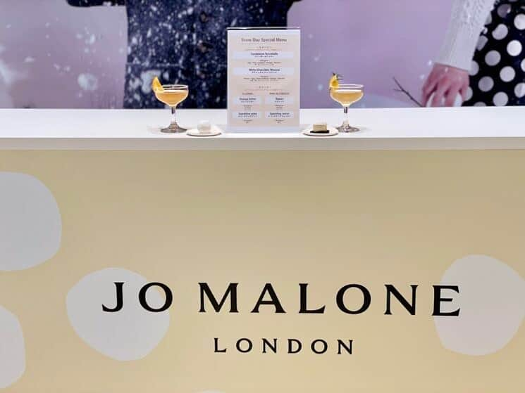 CRAZY KITCHENのインスタグラム：「. 表参道ヒルズにて開催されたイベント、JO MALONE LONDON「Snow Day」にて、JO MALONE LONDONの世界観を表現したスペシャルメニューをご提供させていただきました。  スイーツは、本国レシピのスノーボールと、オリジナルで考案させていただいたチョコレートムース。どちらも「Snow Day」らしい雪をイメージしたもの。  ドリンクもオレンジやカルダモンなど、JO MALONE LONDON製品の香りを取り入れたホリデーシーズンにぴったりの味わいに仕上げました。  #crazykitchen #クレイジーキッチン #catering #ケータリング」