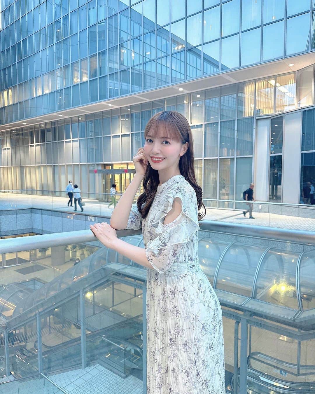 山根千佳のインスタグラム：「. . たまには私服も🧸 涼しげなかわいいワンピ🌻  @leja__official さんのお洋服は シルエットが綺麗に見えるから 沢山お世話になっています♡♡  二の腕カバーされるデザインも嬉しい！！！  みなさーん！！ 毎日暑いので水分補給忘れずに😌  本日はTSK18:00〜「SOUP」生放送です🕊️ . . #leja #ワンピース #ワンピースコーデ #花柄ワンピース #ロングヘア #山根千佳」