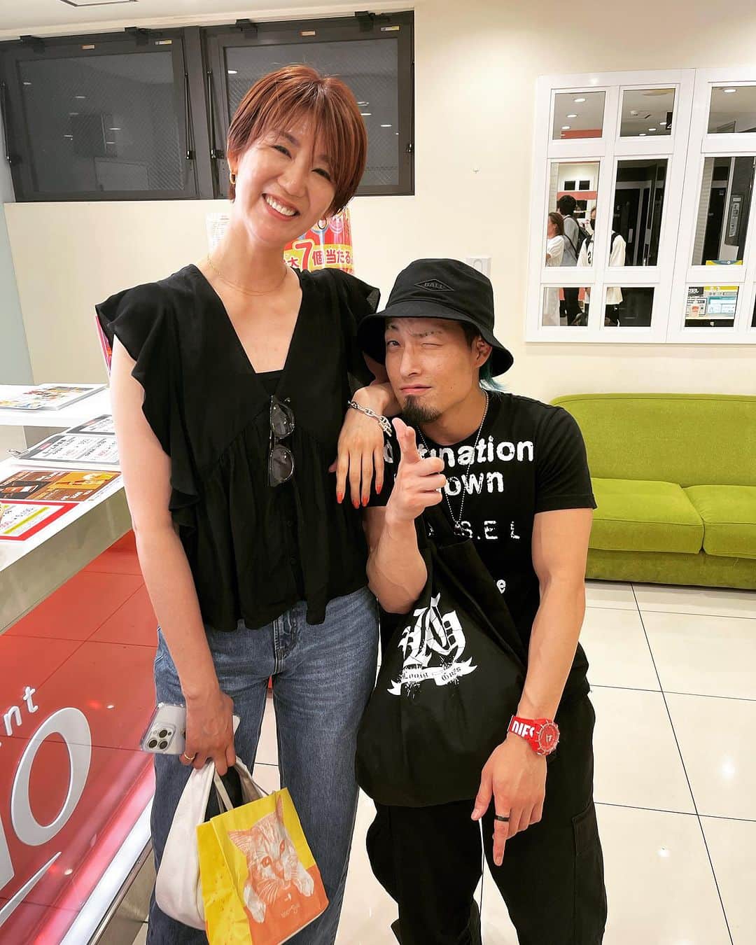 藤田洋平（YO-HEY）のインスタグラム：「栗原恵さんプロデュースサンダルがえげつないぐらい履き心地が良い…   なんか脚全体がが守られてる感  ありがとうございますー！！ #サンダル #一生履ける #一生履いてる  #このサンダル履いてドロップキック撃ってみたい #舎弟感ハンパない」