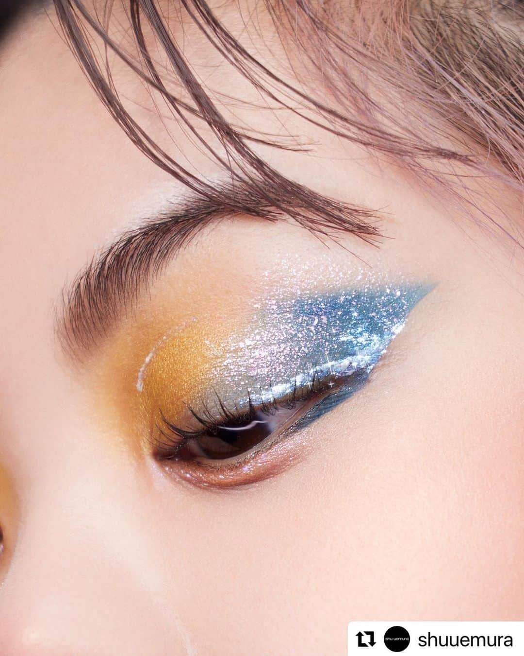 桃果愛のインスタグラム：「.  @shuuemura   setting our status to OOO for summer vacation with a fresh mix of blue salt air and sunny beach glow for this #mermaideye makeup. 🌊🧜🏻‍♀️ ⁠ ⁠ products used:⁠ 🌊eye sculpt #summermatsuri palette⁠ 🌊pressed eye shadow ME688, “PR pink beige”⁠ 🌊eye foil “sakura azure”⁠ 🌊brow shader “warm”⁠ 🌊#rougeunlimited kinu matte #BR793⁠ #fallenmomiji ⁠ ⁠  makeup artistry by atelier artist @shushupanda.⁠ ⁠ #shuuemura #シュウウエムラ⁠ #shuartistry #shuuemuraartist⁠ #summermakeup #glittermakeup #eyemakeup #mermaidmakeup」
