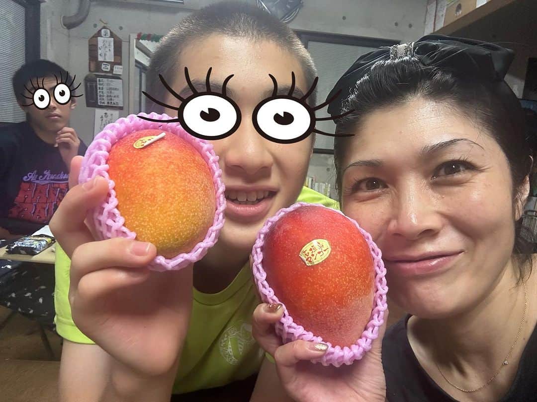 岡本安代さんのインスタグラム写真 - (岡本安代Instagram)「【マンゴー最高！】 石垣島から美味しいマンゴーが届きました〜！ 甘くて香りも良くて、一瞬にしてお口の中に幸せが広がります！ 嬉しい過ぎる〜！ 美味し過ぎる〜！ ありがた過ぎる〜！  講演会でお世話になっている広島日野自動車さん。 いつも過分なまでにお心遣い頂き、感謝の気持ちでいっぱいです！ 嬉し過ぎて、長男タイ兄貴、いつもマンゴー頂く時は、ひのっ子シャツに着替えるの巻！  上野会長！いつもありがとうございます！ またお会いできる日を楽しみにしております！ パワーアップして広島に参上致します！！  #広島日野自動車 #上野会長 #ありがとうございます  #マンゴー  #走り続ける岡本家 #５人の子育てママウンサー  #岡本安代 #講演会のご依頼はHPまで」7月29日 11時38分 - okamoto.yasuyo