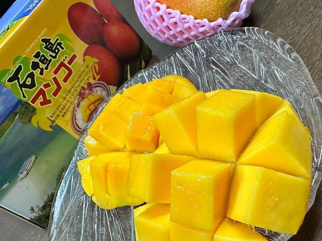 岡本安代のインスタグラム：「【マンゴー最高！】 石垣島から美味しいマンゴーが届きました〜！ 甘くて香りも良くて、一瞬にしてお口の中に幸せが広がります！ 嬉しい過ぎる〜！ 美味し過ぎる〜！ ありがた過ぎる〜！  講演会でお世話になっている広島日野自動車さん。 いつも過分なまでにお心遣い頂き、感謝の気持ちでいっぱいです！ 嬉し過ぎて、長男タイ兄貴、いつもマンゴー頂く時は、ひのっ子シャツに着替えるの巻！  上野会長！いつもありがとうございます！ またお会いできる日を楽しみにしております！ パワーアップして広島に参上致します！！  #広島日野自動車 #上野会長 #ありがとうございます  #マンゴー  #走り続ける岡本家 #５人の子育てママウンサー  #岡本安代 #講演会のご依頼はHPまで」