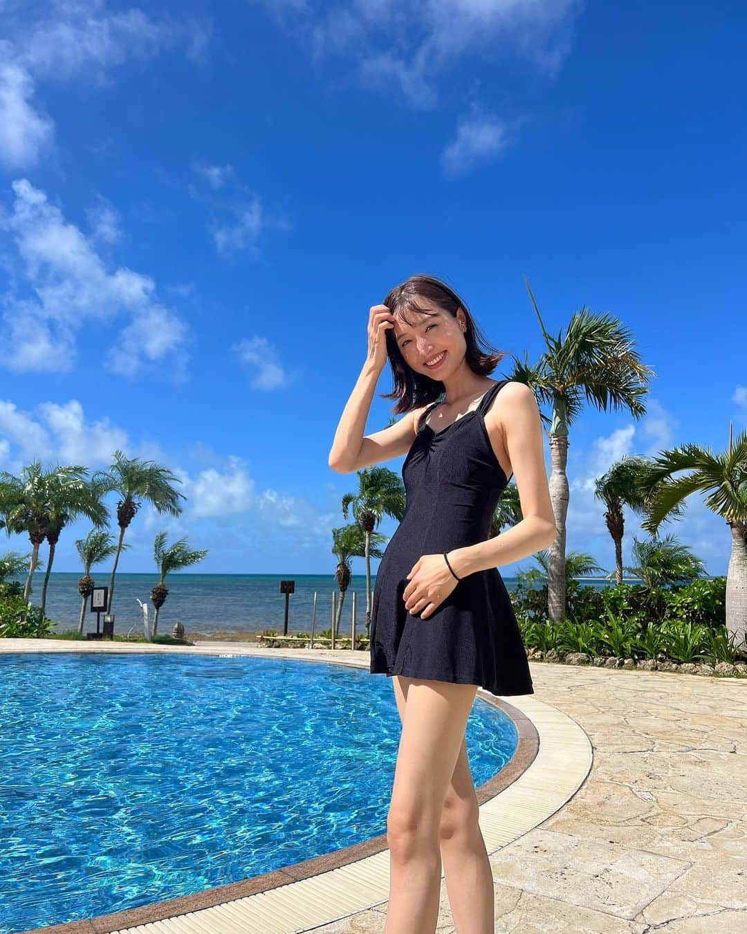 のインスタグラム：「黒のswimwearは母のおさがり。 少しサイズ大き目かな？と思ってたら マタニティ期に入りピッタリに！ お腹もいい感じにカバーしてくれて愛用中です😊 .  #水着#おさがり #swimwear #マタニティ」