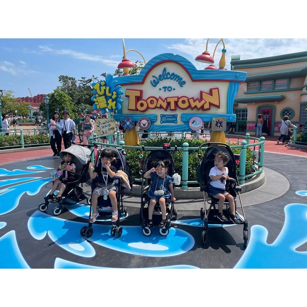 山田真以さんのインスタグラム写真 - (山田真以Instagram)「お友だちとディズニーランド🎡✨🤍 仲良しメンバーと思い切って行ってきた✌️💗 一歳ちょっとの頃から一緒にいるメンバーだから、こうやって旅行出来るようになったんだなぁと思うと感慨深かった🫧 兄弟姉妹のように喧嘩するキッズたち、さすがのディズニーでは喧嘩なく平和にとても楽しく閉園まで遊び切りました🤣❣️ 母たちも子どもたちと一緒に思いっきり楽しんだ🌈🤍  みんなでお泊まりして、次の日も早く起きて、プールしたら帰宅の電車の中では全員ベビーカーで爆睡🙏 子どもたちが寝静まったあとや電車の中で子どものこと気にせず会話出来たのも良き思い出🎠💗 #3歳でお友だちとディズニー行けるキッズたちを羨ましく思う #娘が繋げてくれた素敵なお友だち #週の半分は一緒に過ごしてる🤣 #朝起きると今日はどこでだれと遊ぶのと聞く娘 #夏休み👒」7月29日 11時44分 - maaai.yamada