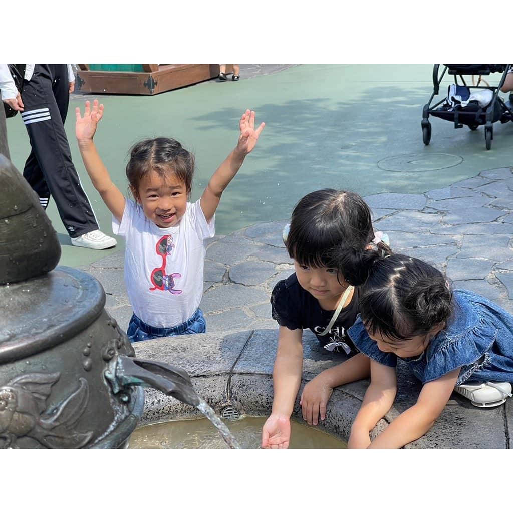 山田真以さんのインスタグラム写真 - (山田真以Instagram)「お友だちとディズニーランド🎡✨🤍 仲良しメンバーと思い切って行ってきた✌️💗 一歳ちょっとの頃から一緒にいるメンバーだから、こうやって旅行出来るようになったんだなぁと思うと感慨深かった🫧 兄弟姉妹のように喧嘩するキッズたち、さすがのディズニーでは喧嘩なく平和にとても楽しく閉園まで遊び切りました🤣❣️ 母たちも子どもたちと一緒に思いっきり楽しんだ🌈🤍  みんなでお泊まりして、次の日も早く起きて、プールしたら帰宅の電車の中では全員ベビーカーで爆睡🙏 子どもたちが寝静まったあとや電車の中で子どものこと気にせず会話出来たのも良き思い出🎠💗 #3歳でお友だちとディズニー行けるキッズたちを羨ましく思う #娘が繋げてくれた素敵なお友だち #週の半分は一緒に過ごしてる🤣 #朝起きると今日はどこでだれと遊ぶのと聞く娘 #夏休み👒」7月29日 11時44分 - maaai.yamada